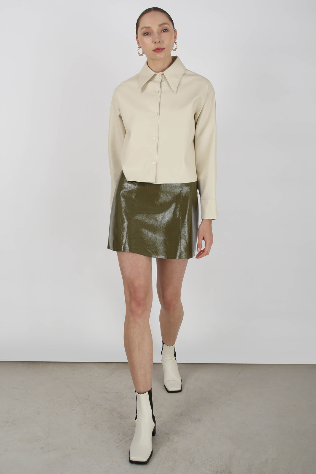 Cream vegan leather cropped shirt jacket_4