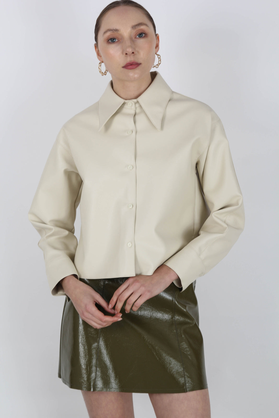 Cream vegan leather cropped shirt jacket_1