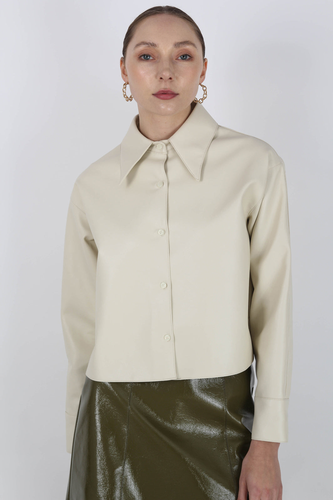 Cream vegan leather cropped shirt jacket_9