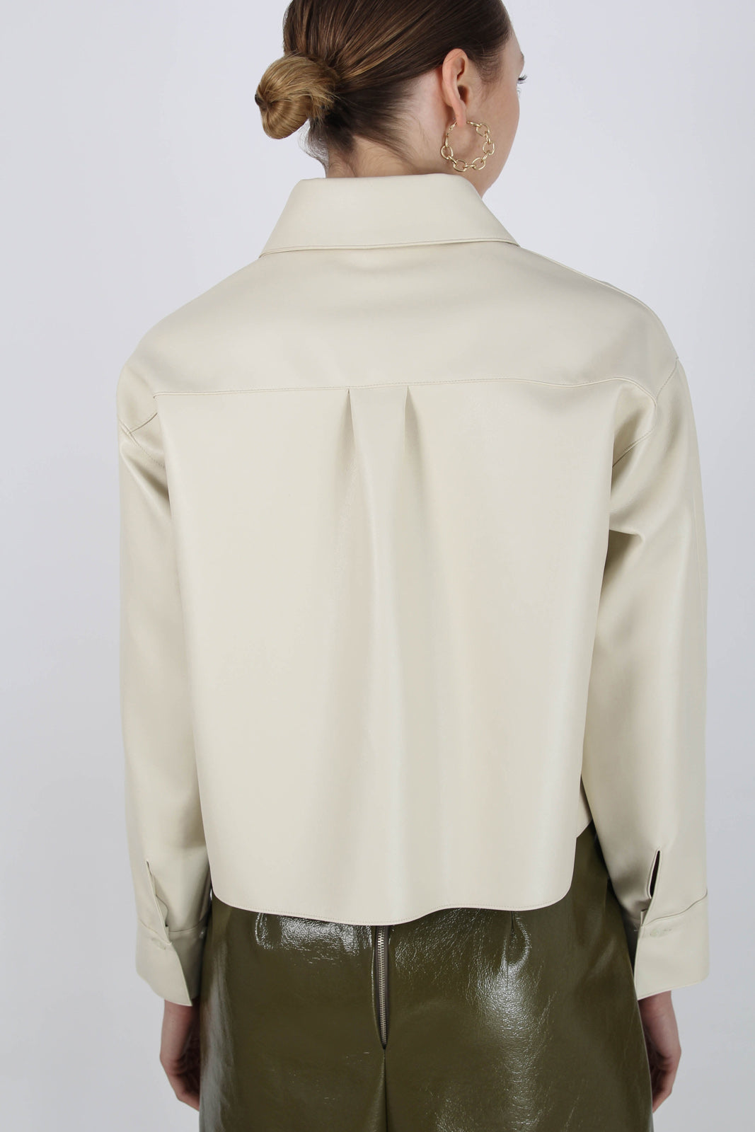 Cream vegan leather cropped shirt jacket_3