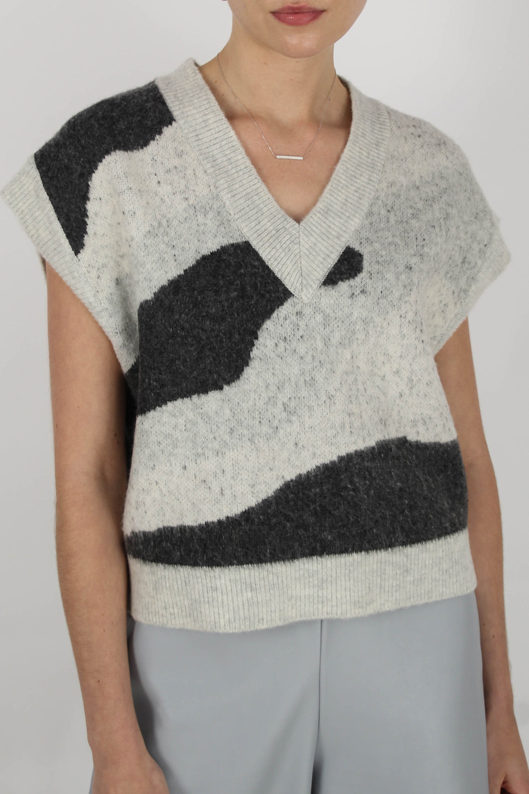 Grey and black intarsia zebra sweater vest_3