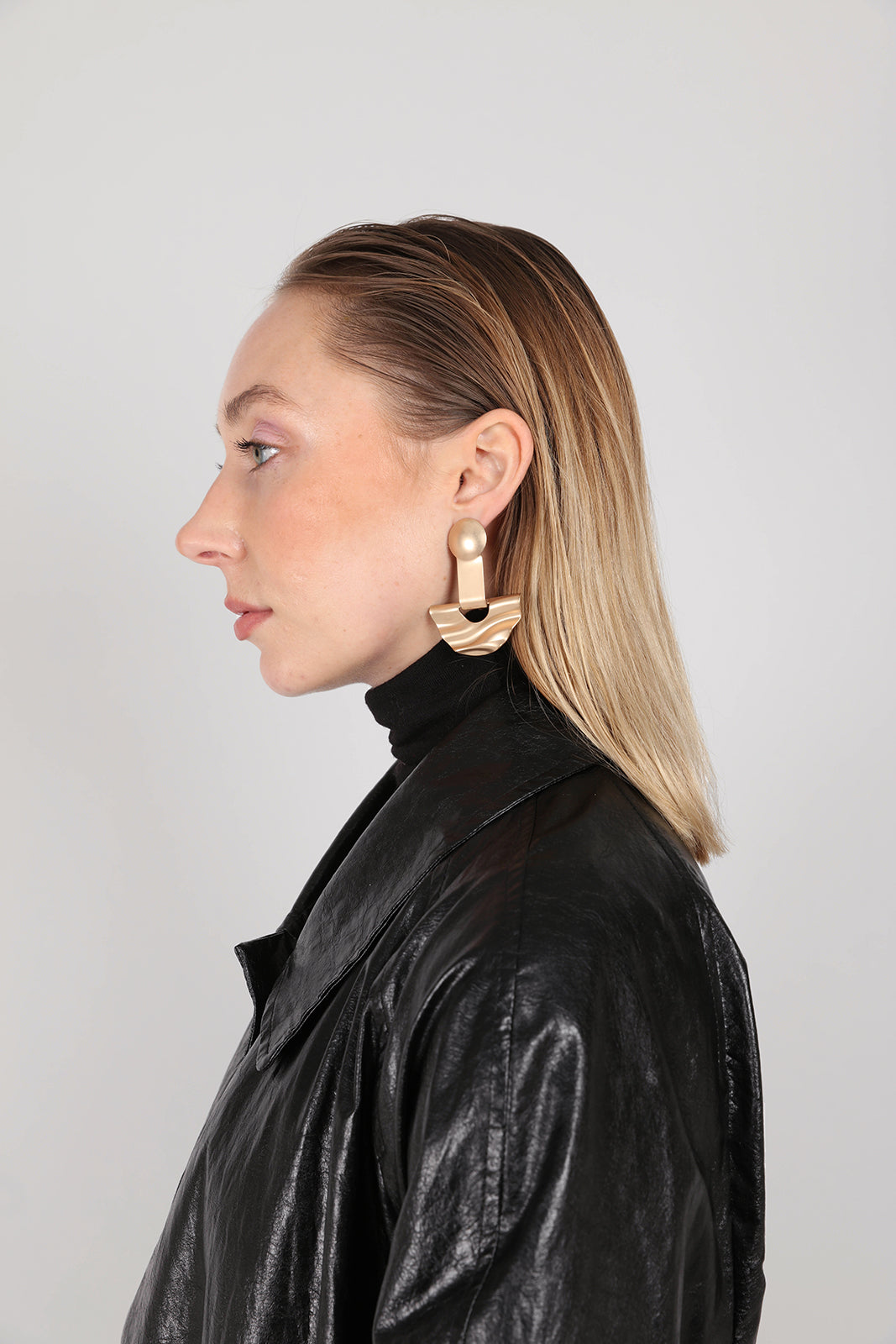 Gold geometric wavy semi-circle earrings_4