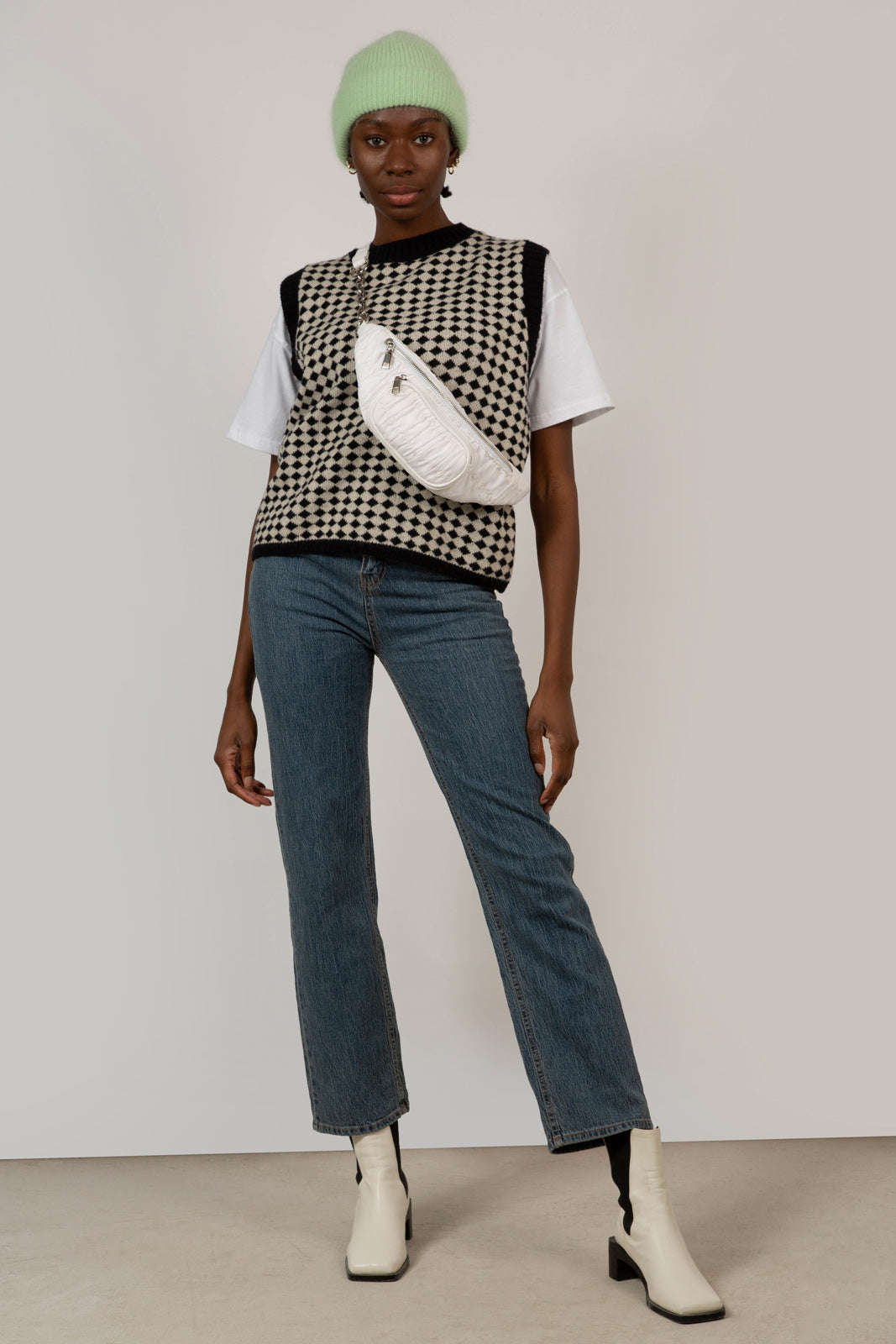 Black and white intarsia diamond sweater vest_6