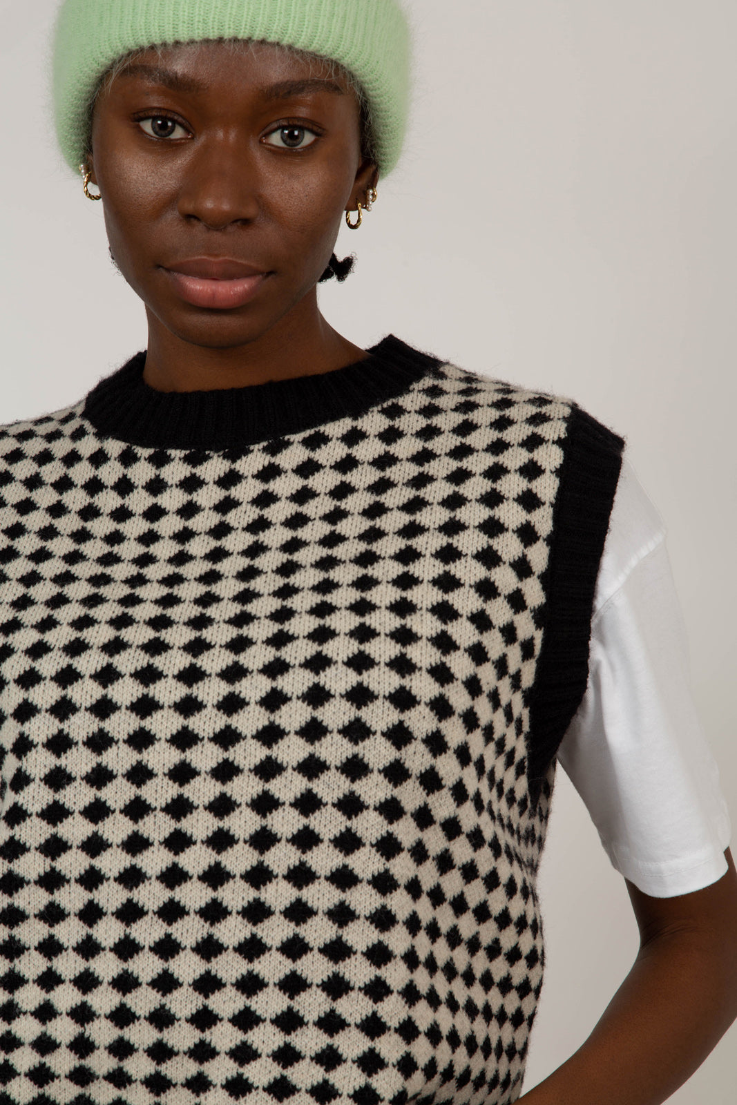 Black and white intarsia diamond sweater vest_2