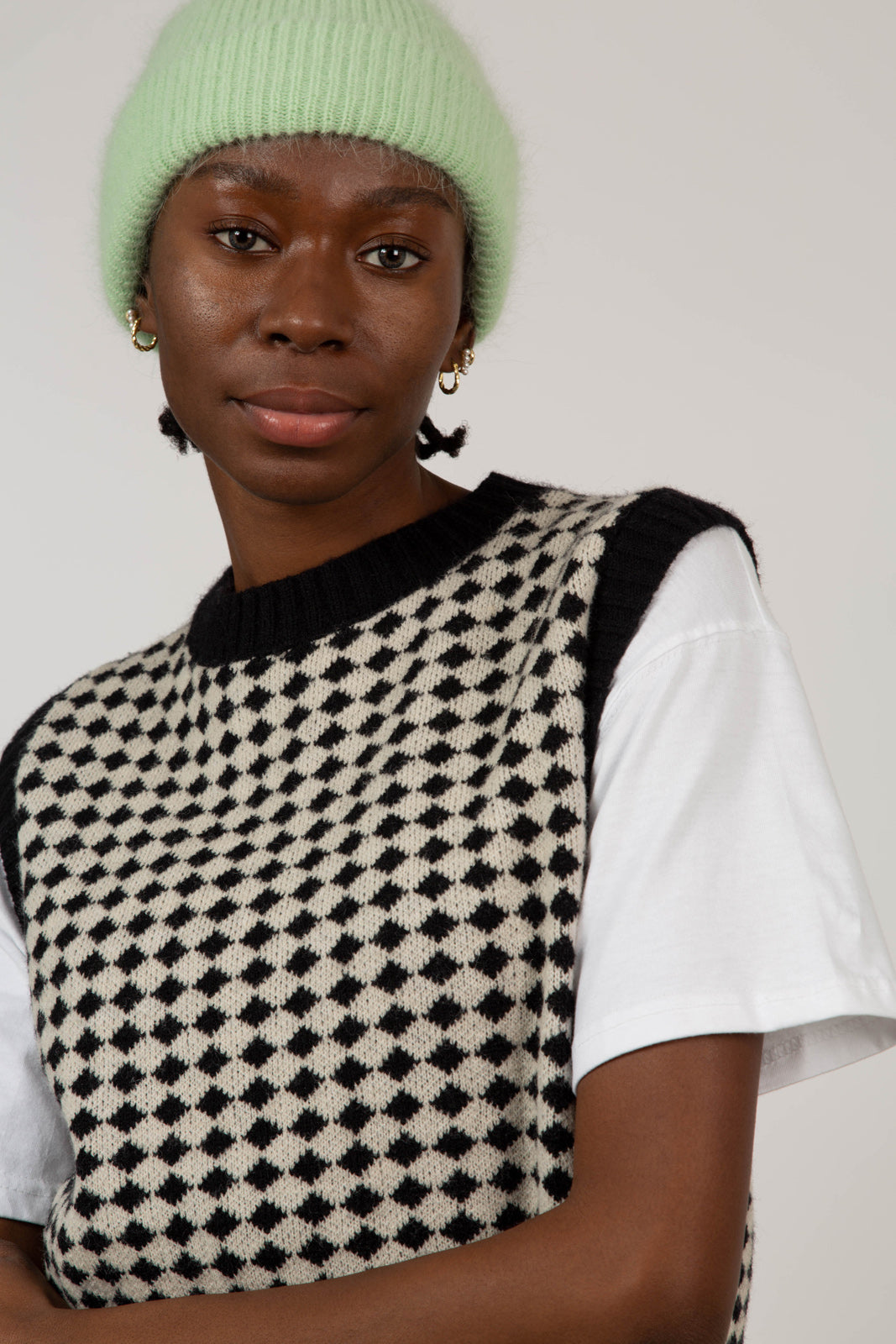 Black and white intarsia diamond sweater vest_4