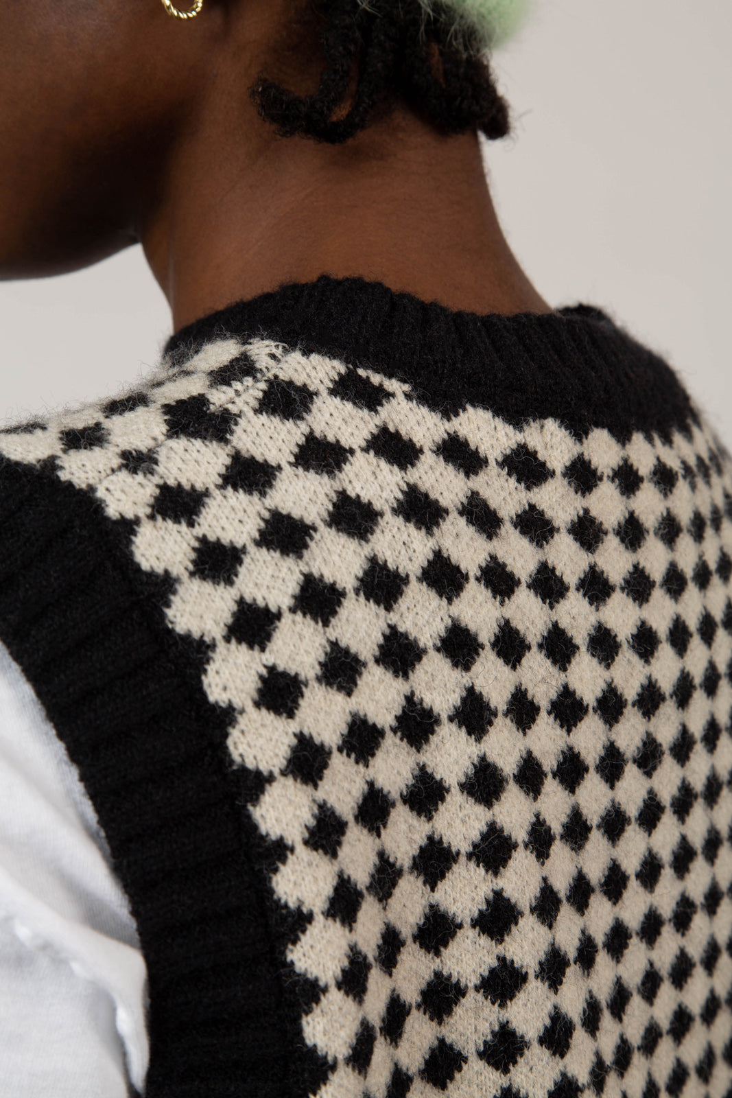 Black and white intarsia diamond sweater vest_8