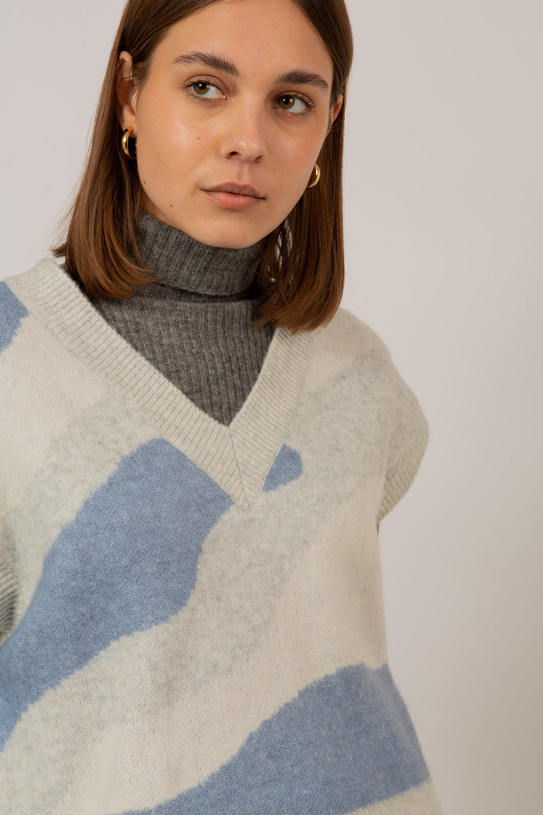 Pale blue and grey intarsia zebra sweater vest_6