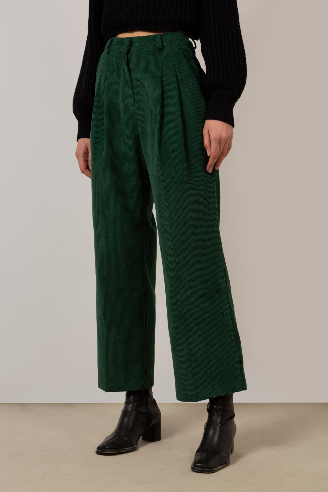Deep green corduroy tucked trousers_4
