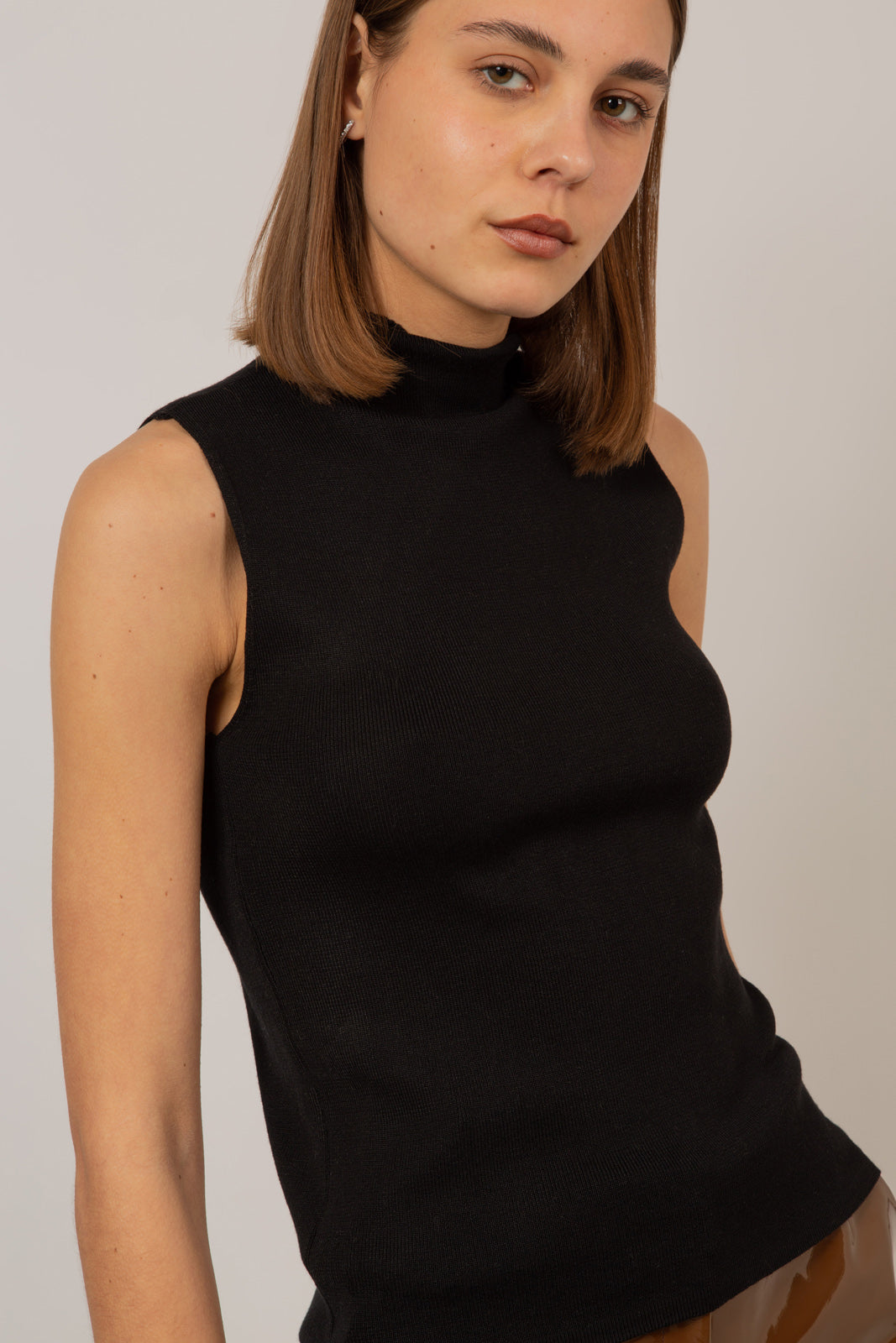 Black sleeveless mock neck knit tank_1