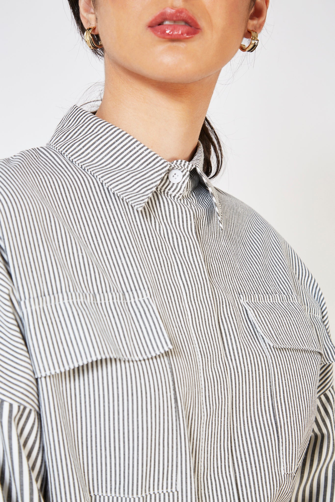 Grey and white contrast thin striped tie waist dress_9