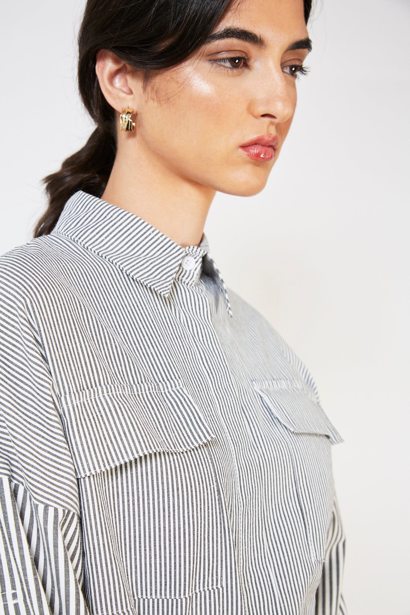 Grey and white contrast thin striped tie waist dress_5