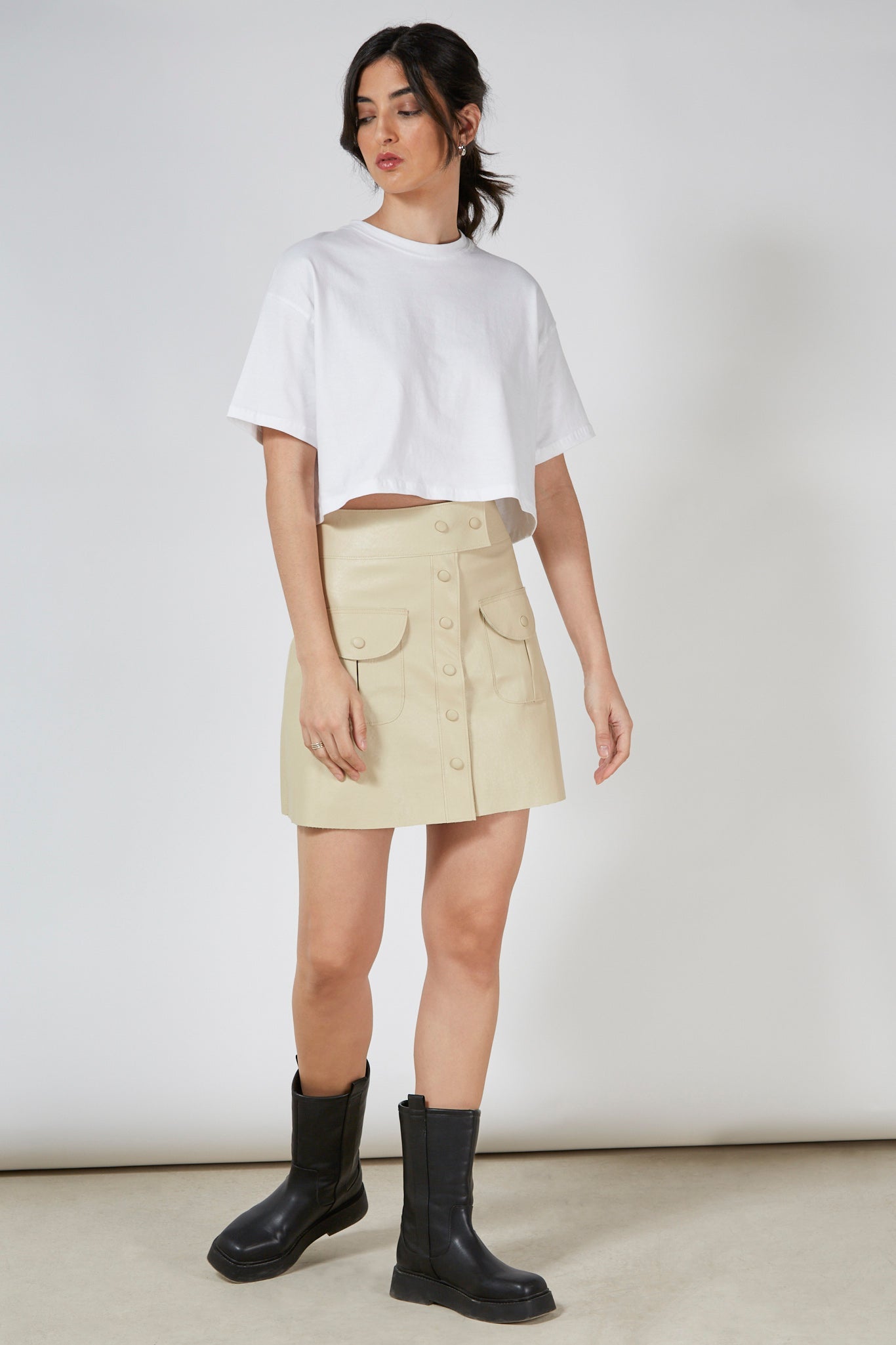 Beige vegan leather pocket front mini skirt_8