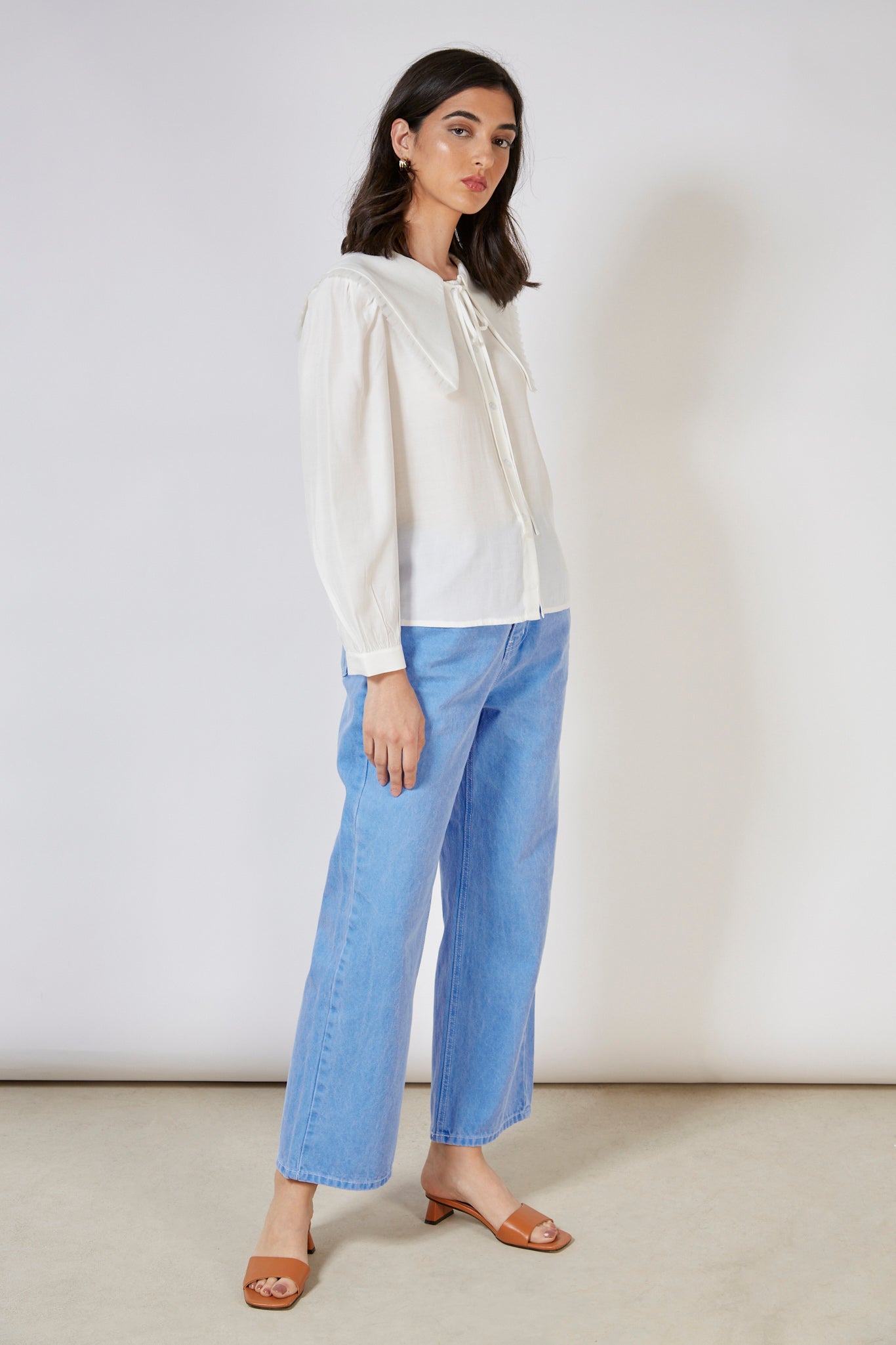 White pleat trim large collar blouse_9