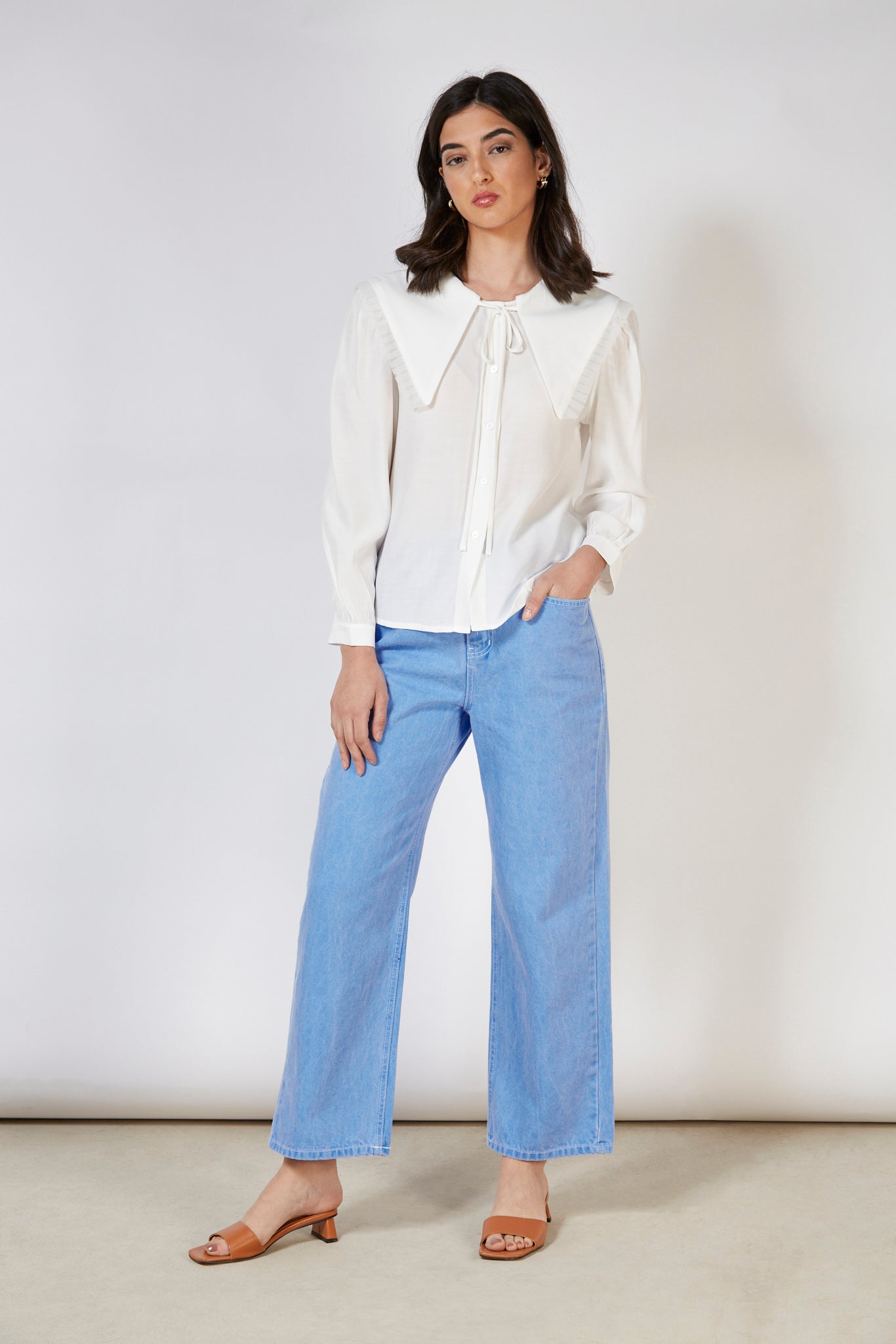 White pleat trim large collar blouse_2