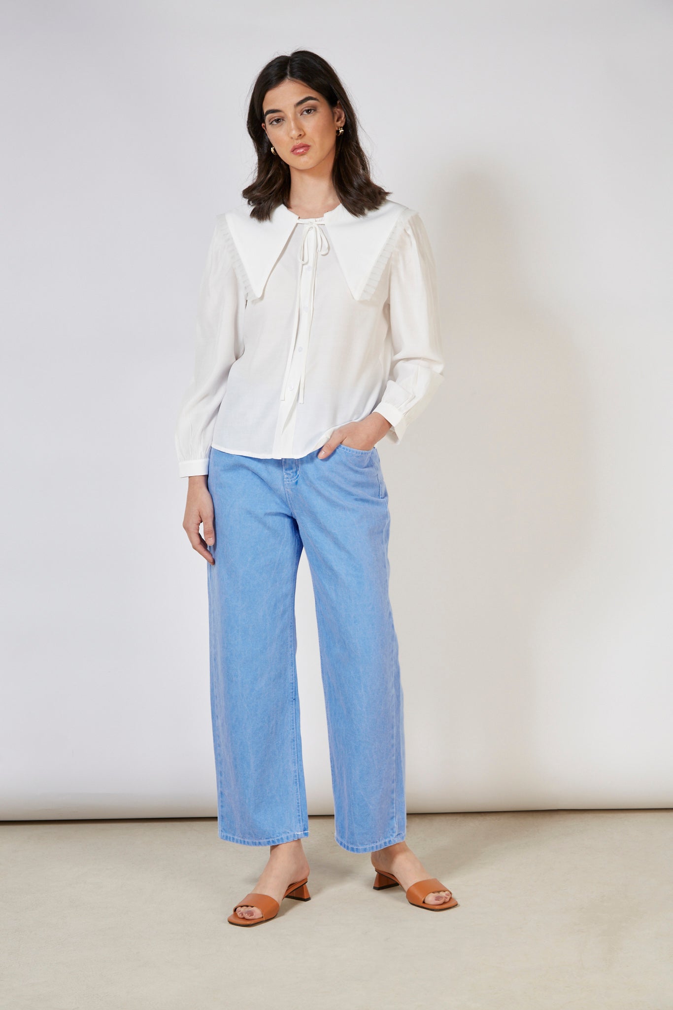 White pleat trim large collar blouse_7