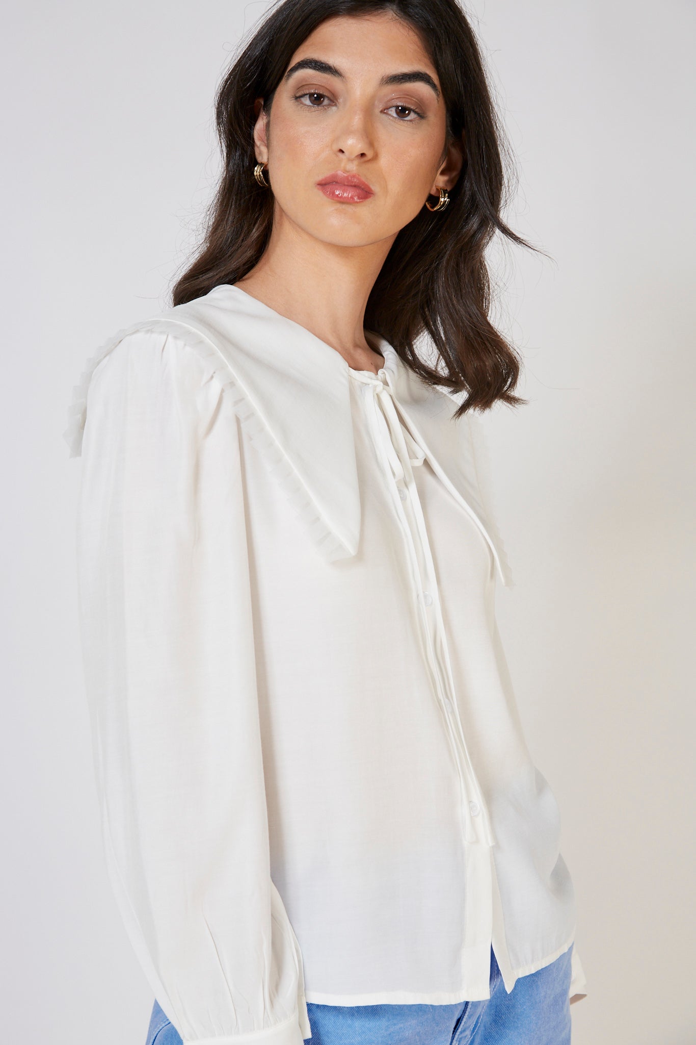White pleat trim large collar blouse_3