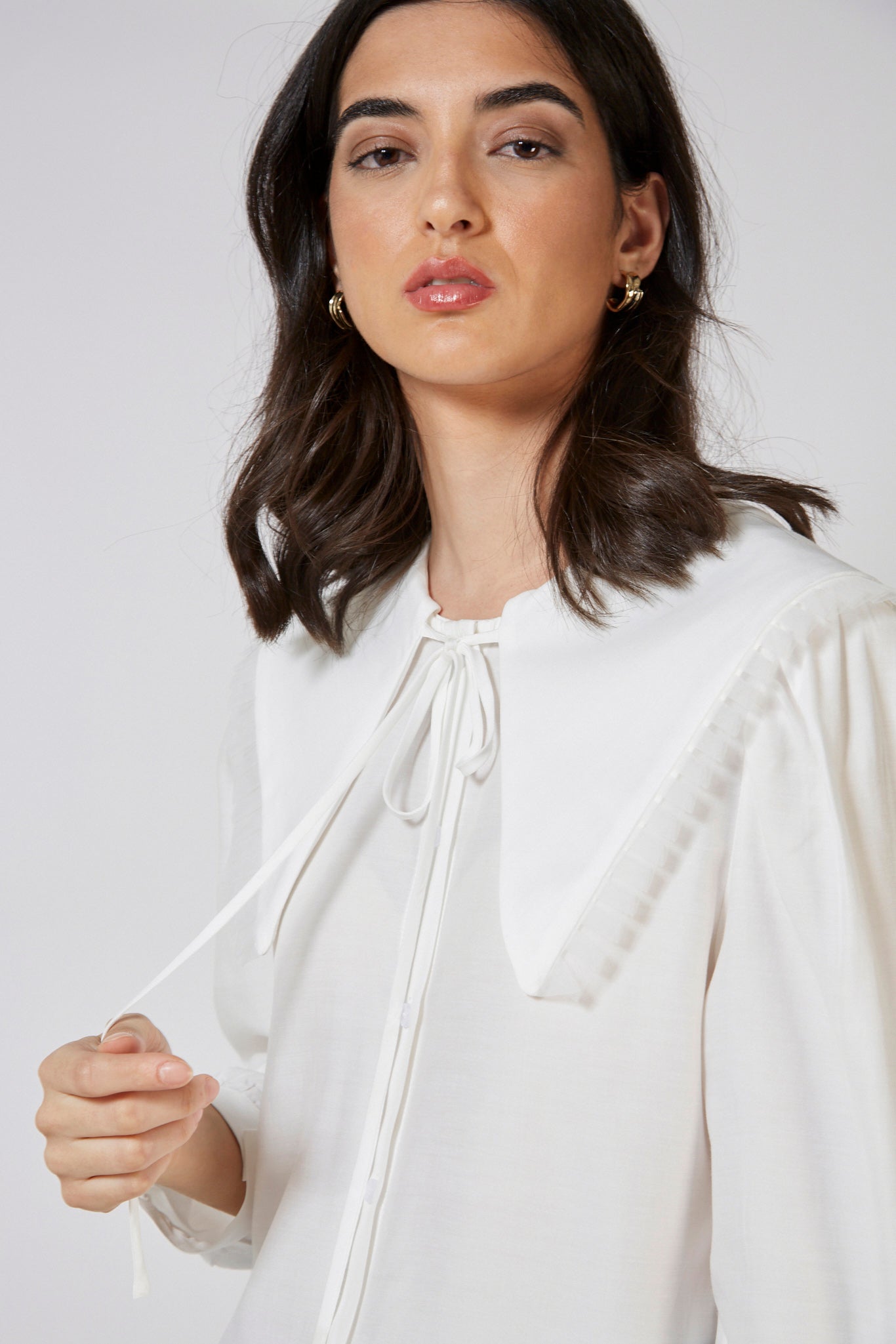 White pleat trim large collar blouse_1