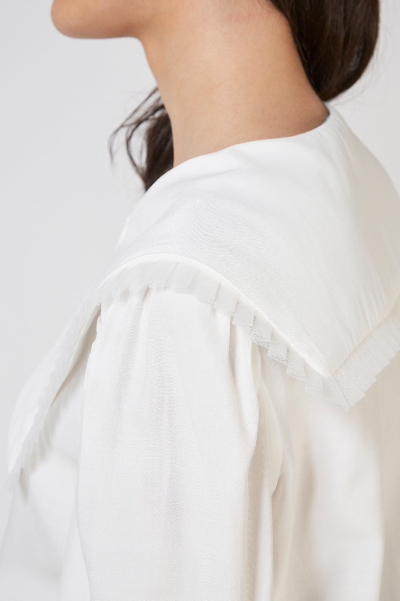 White pleat trim large collar blouse_12