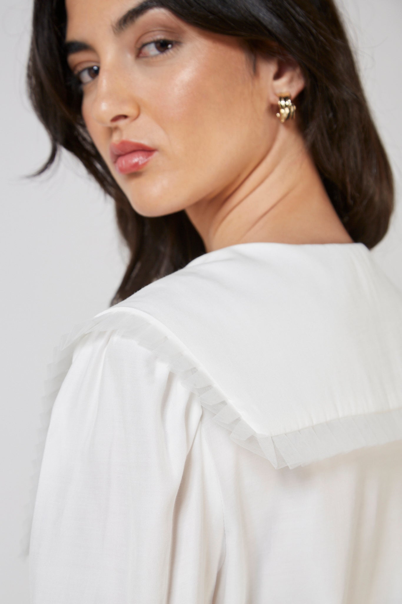 White pleat trim large collar blouse_13