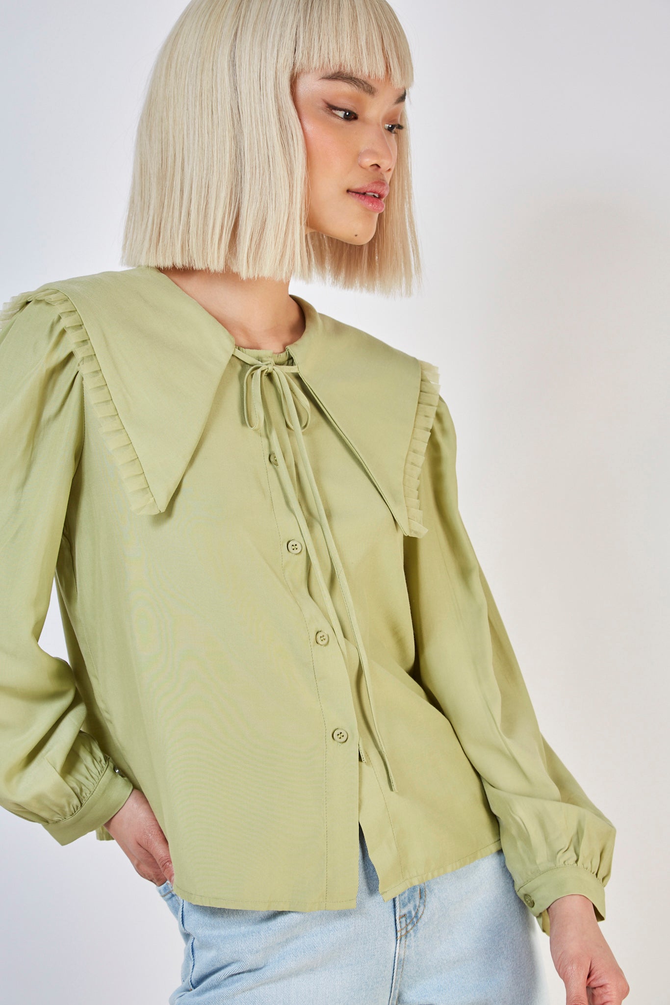 Green pleat trim large collar blouse_5