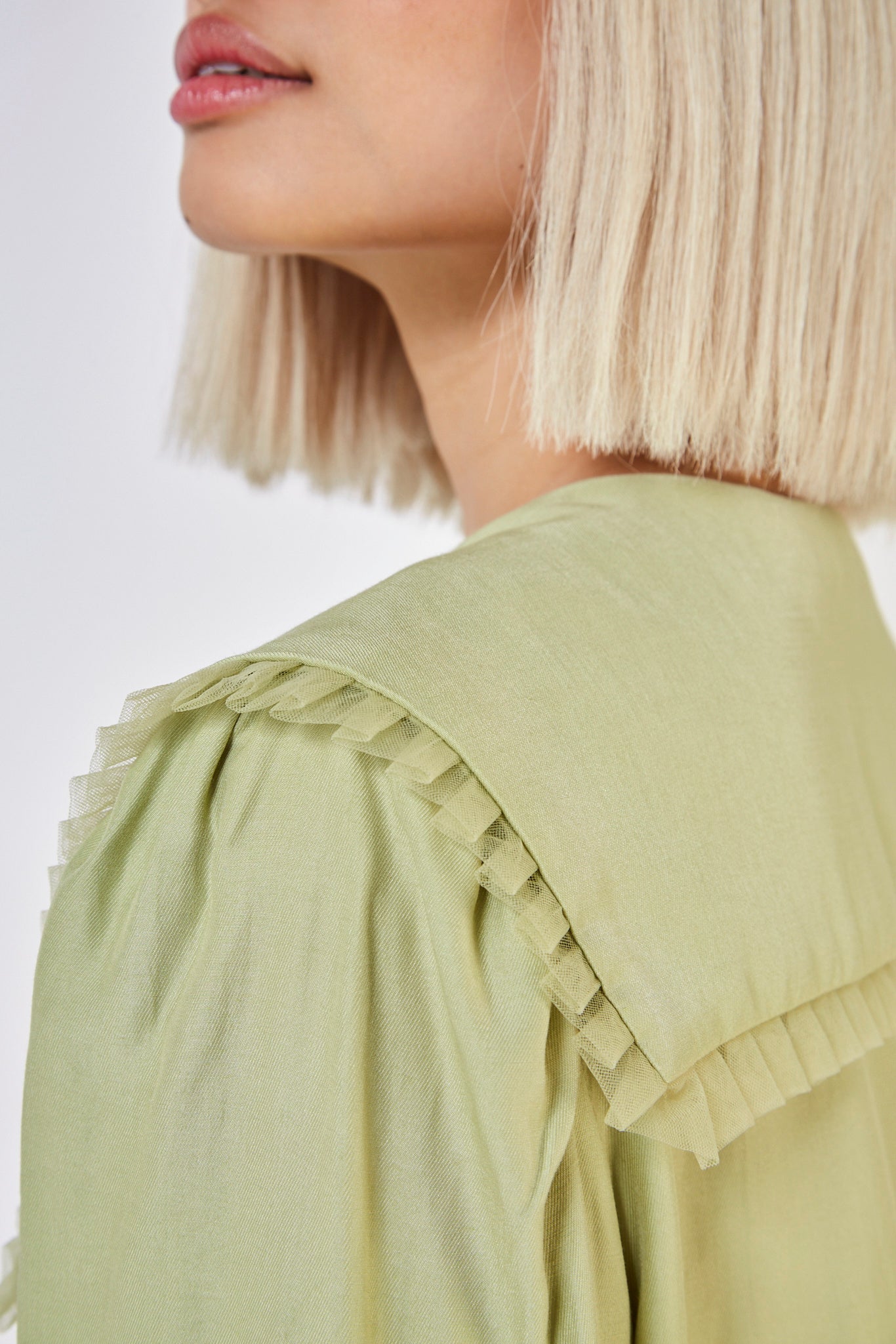 Green pleat trim large collar blouse_4