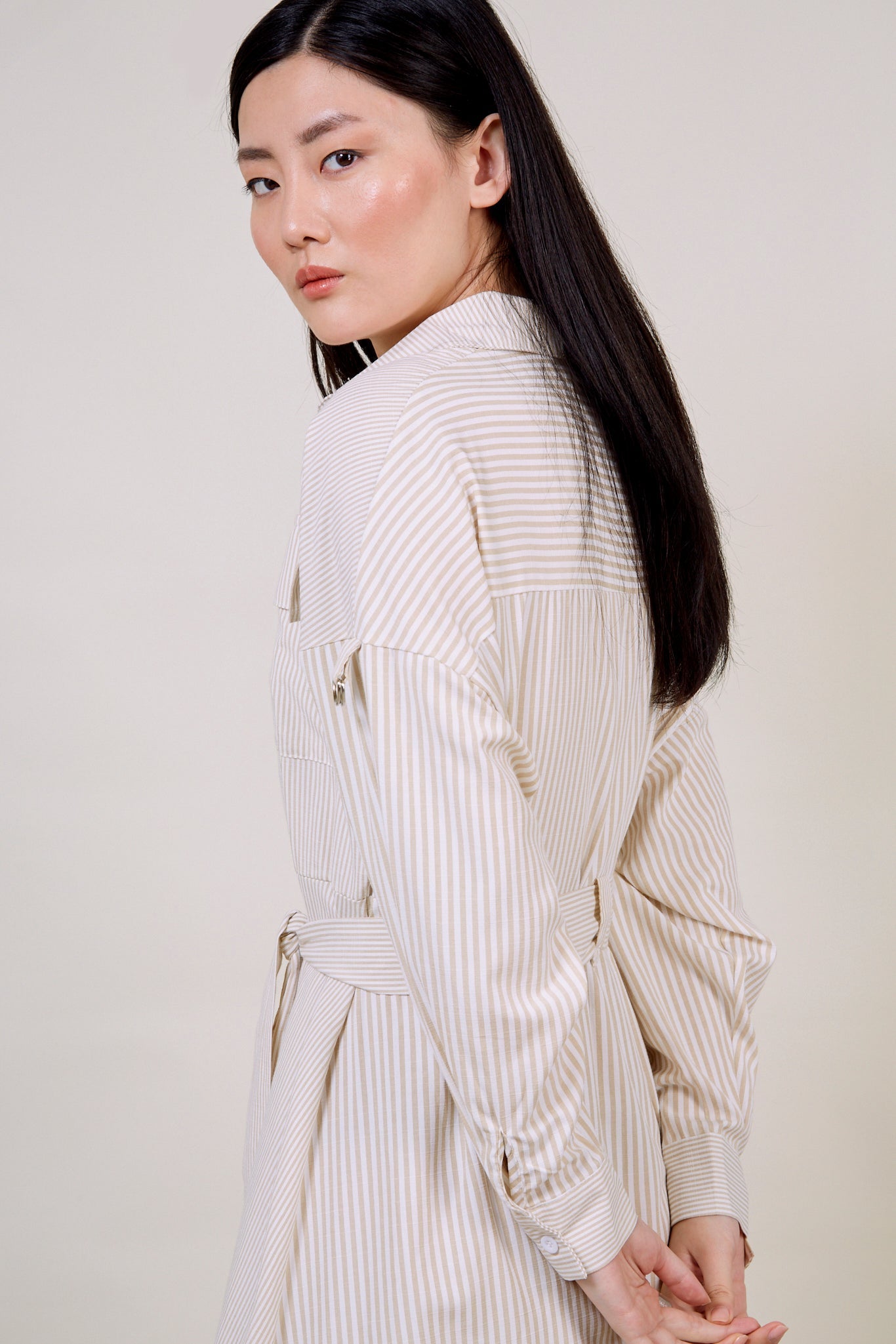 Beige and white contrast thin striped tie waist dress_5