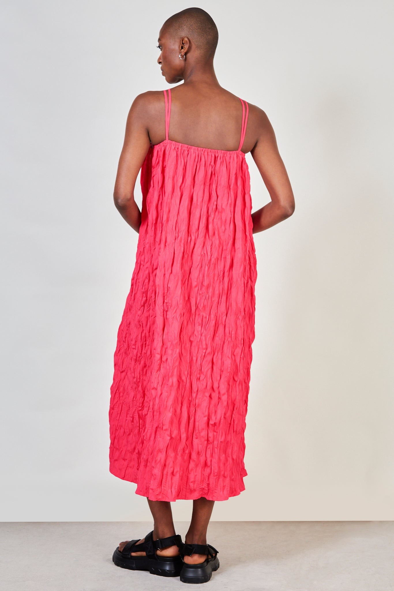 Deep pink wrinkled cross strap dress_4