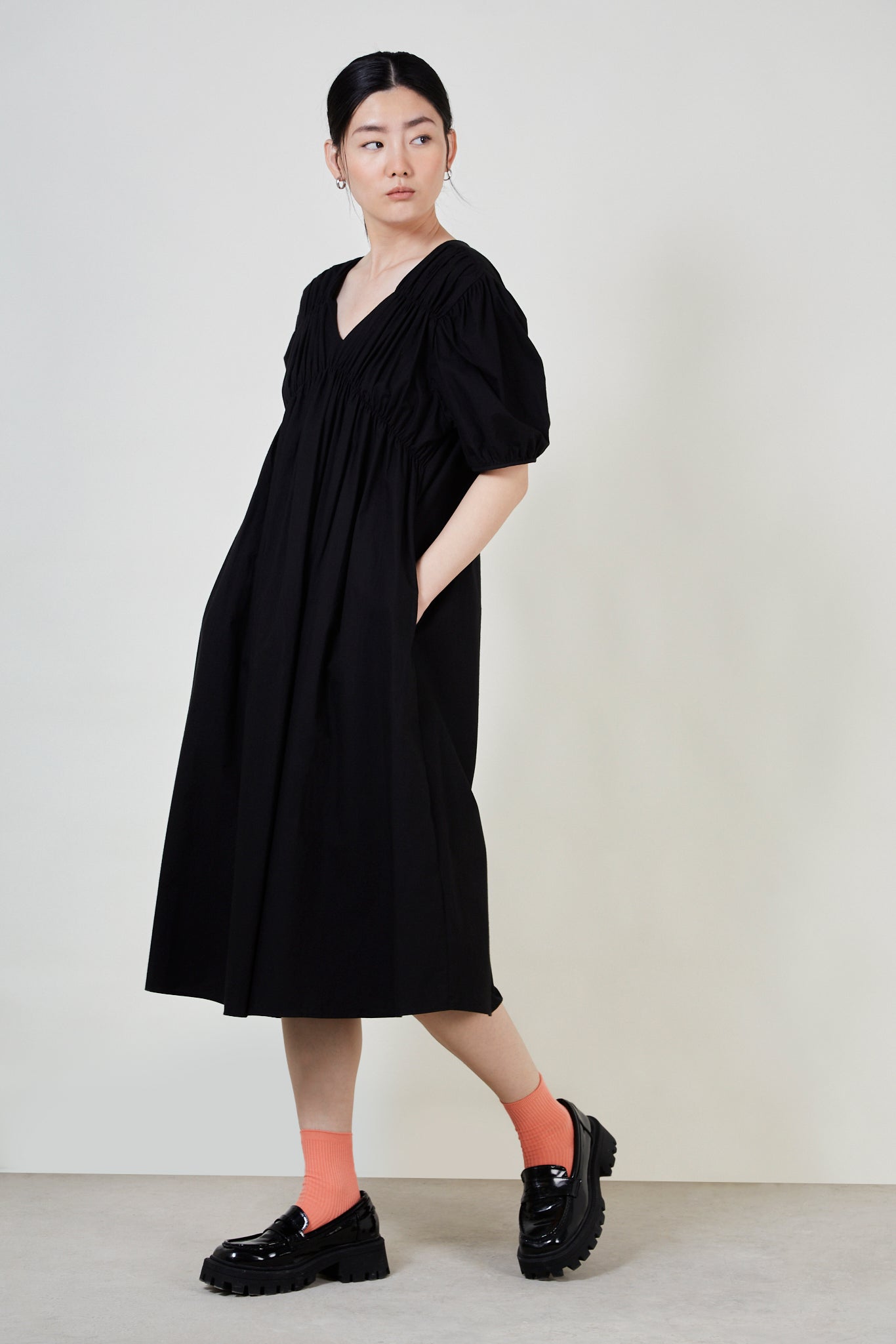 Black ruched seam V neck dress_1