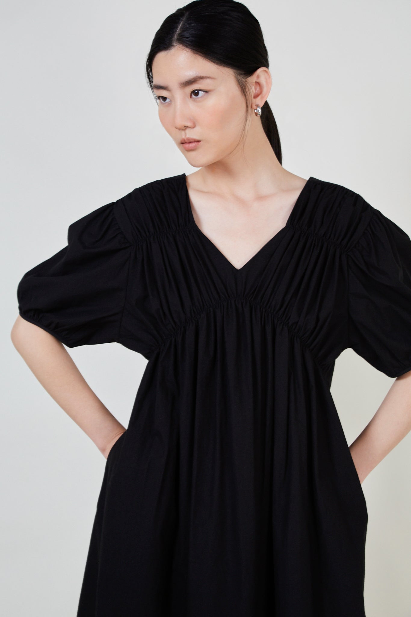 Black ruched seam V neck dress_3