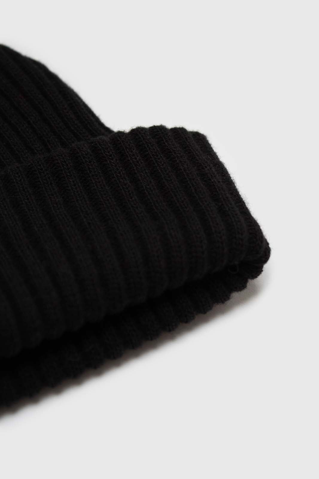 Black ribbed beanie hat_2