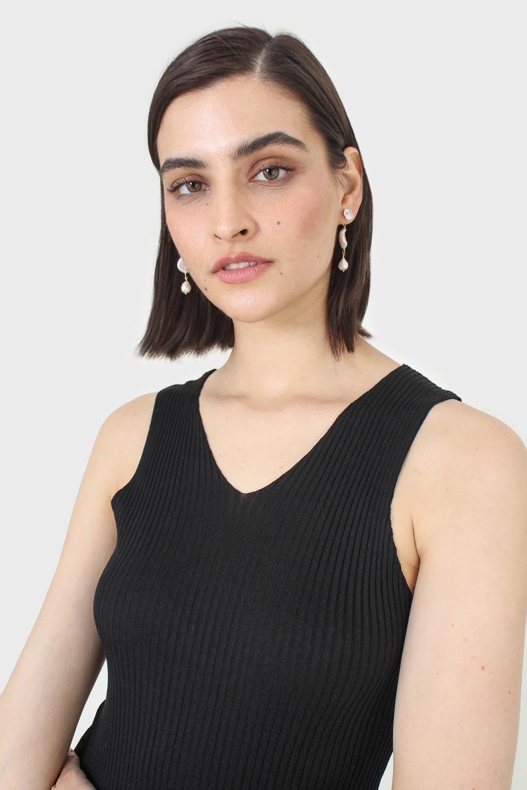 Black ribbed double V-neck knit tank_8