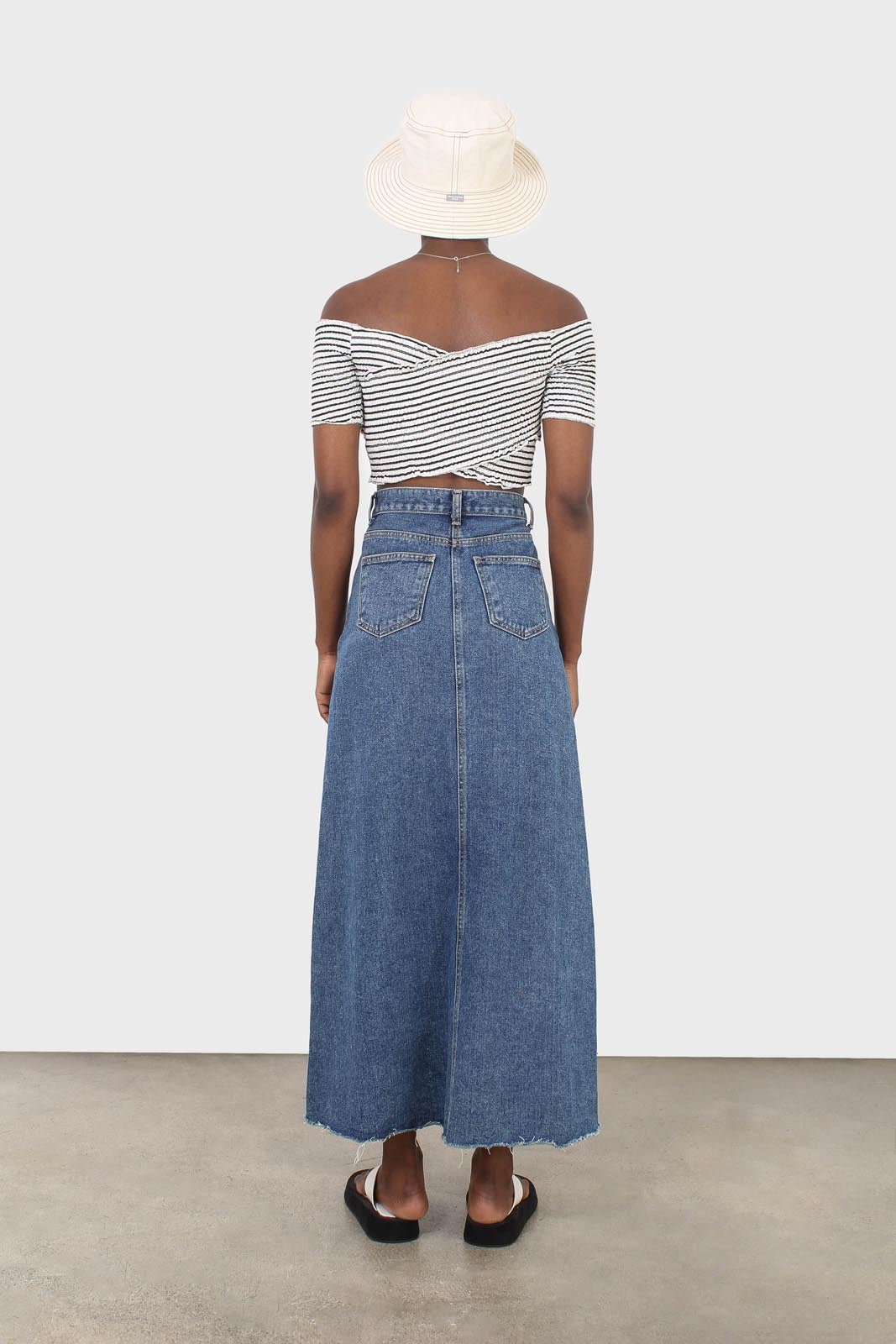 Black and white stripe ruched cropped off shoulder tee_5