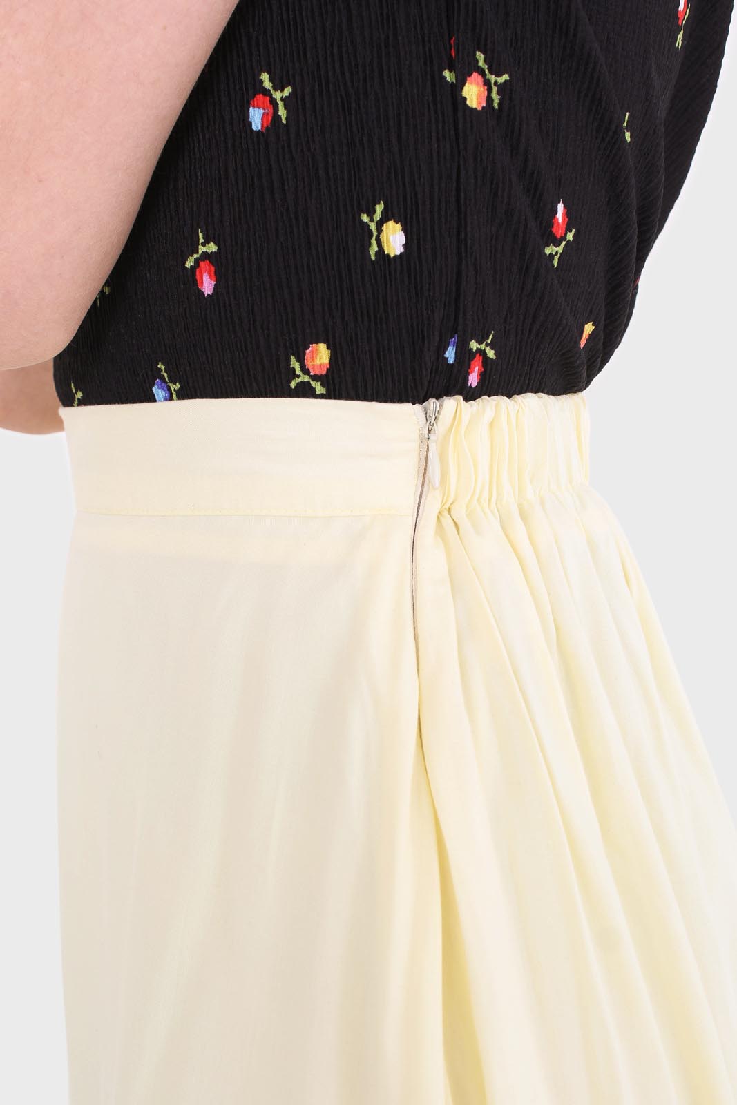 Pale yellow asymmetric hem midi skirt_4
