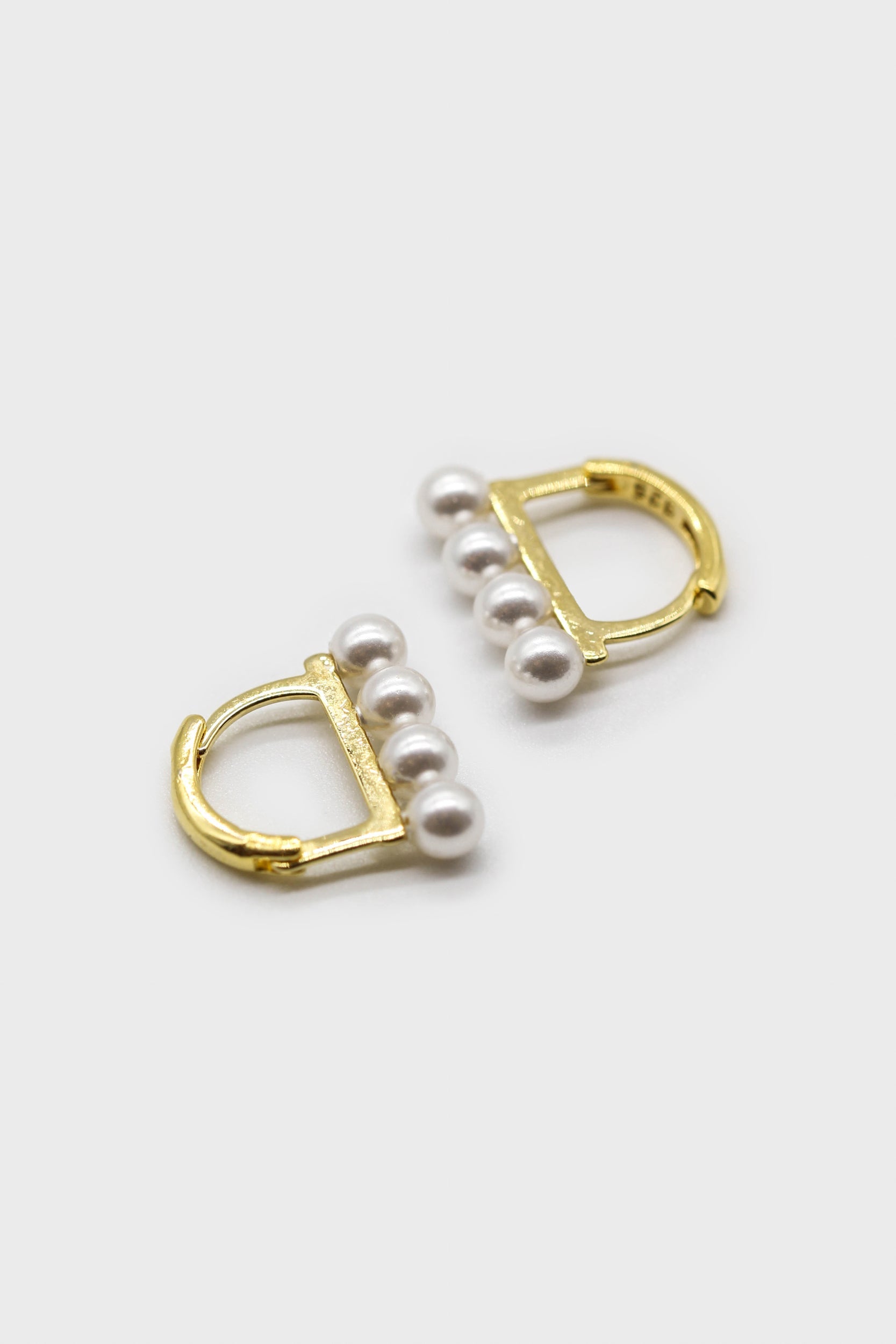 Gold small pearl D earrings_1