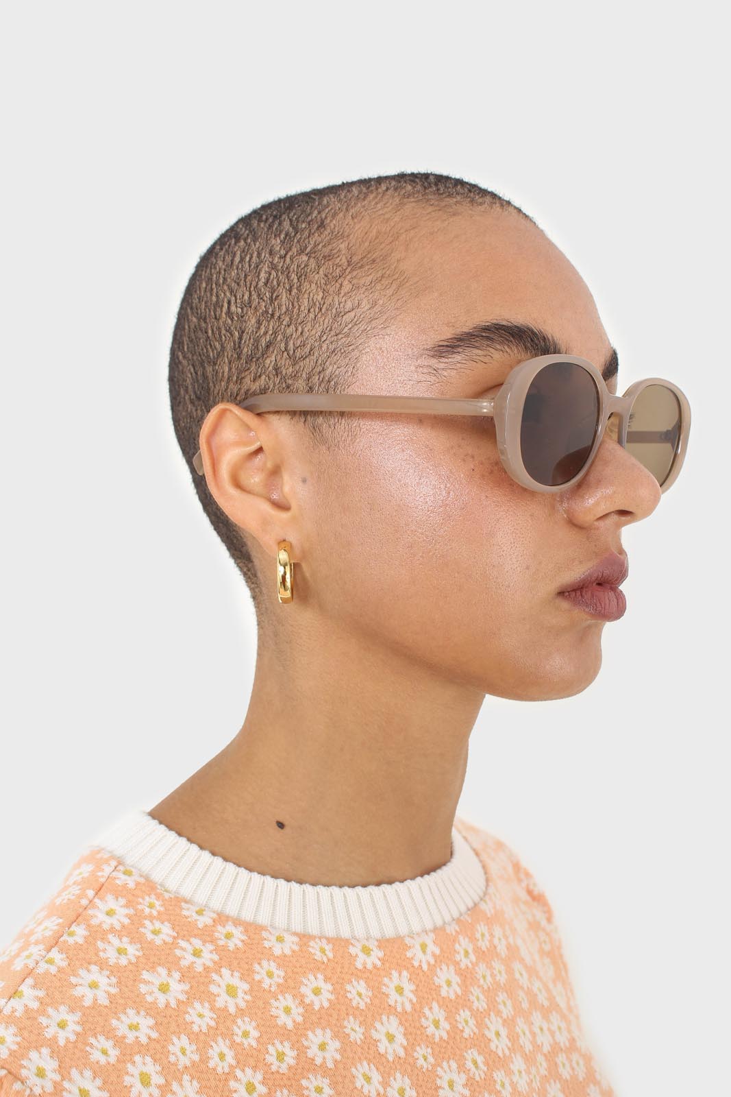 All beige thick oval frame sunglasses_5