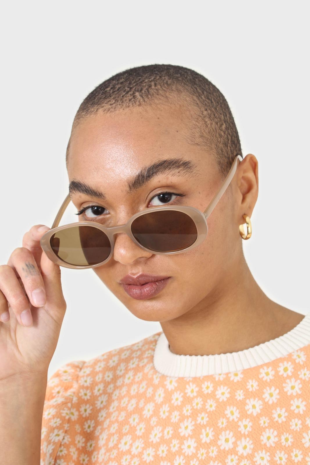 All beige thick oval frame sunglasses_6