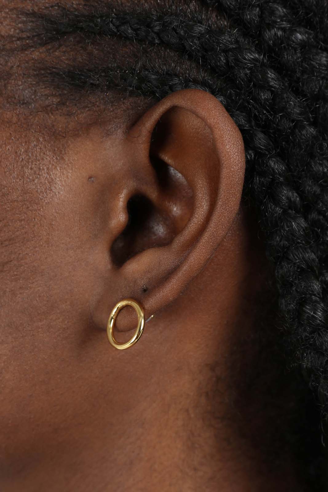 Gold hollow circle stud earrings_3