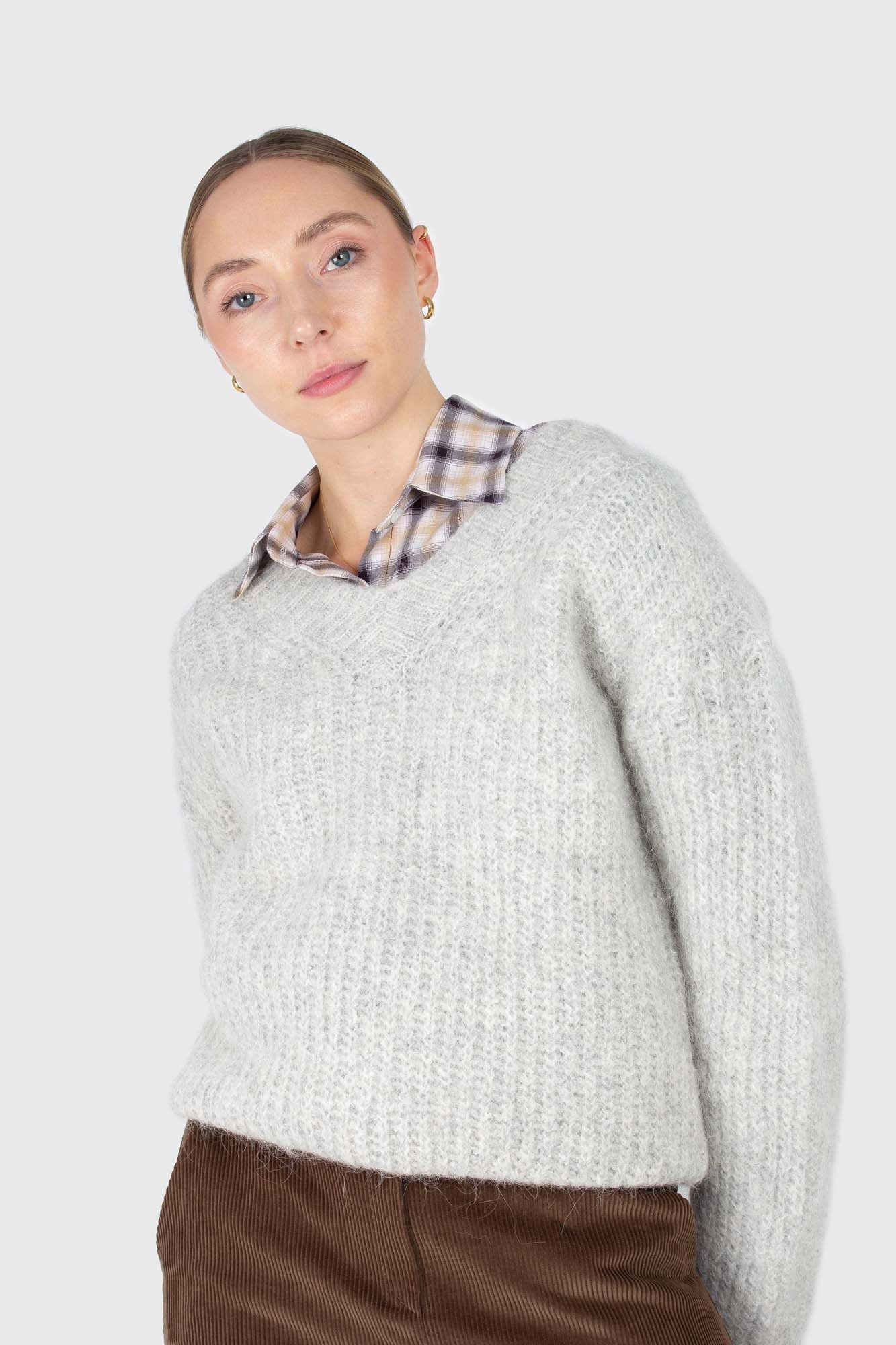Ice grey hairy alpaca V-neck ribbed jumper_1