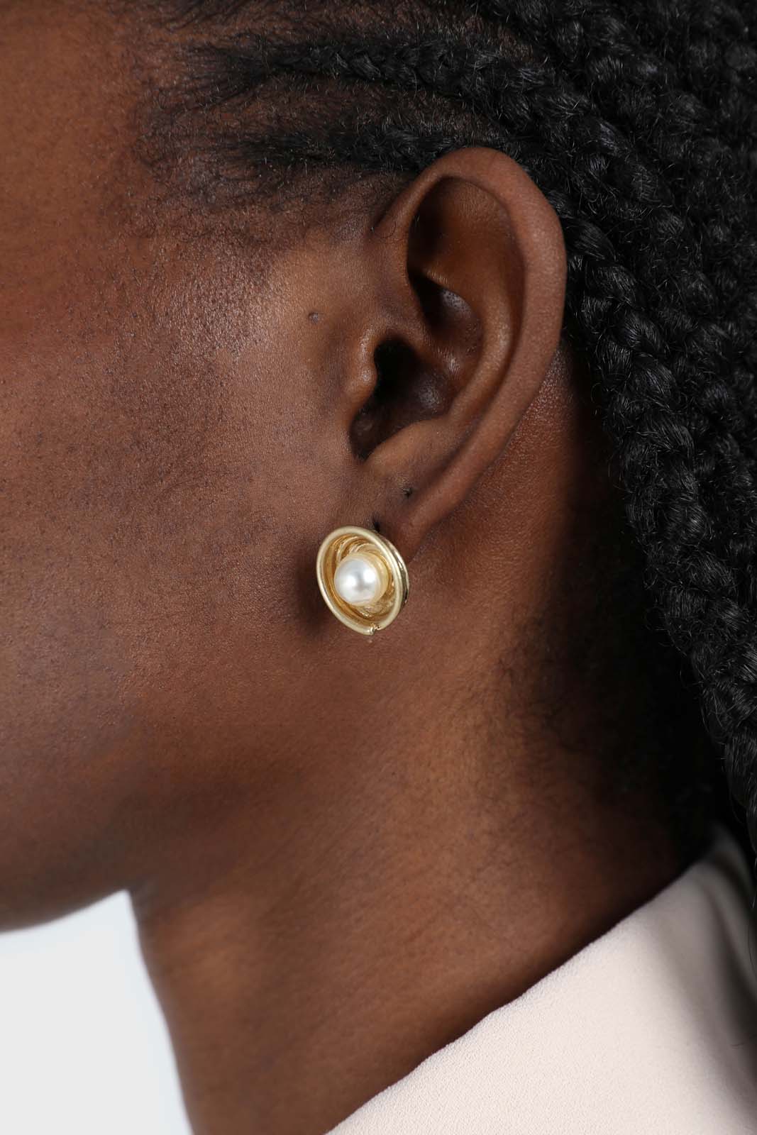 Gold large pearl circle nest earrings_2