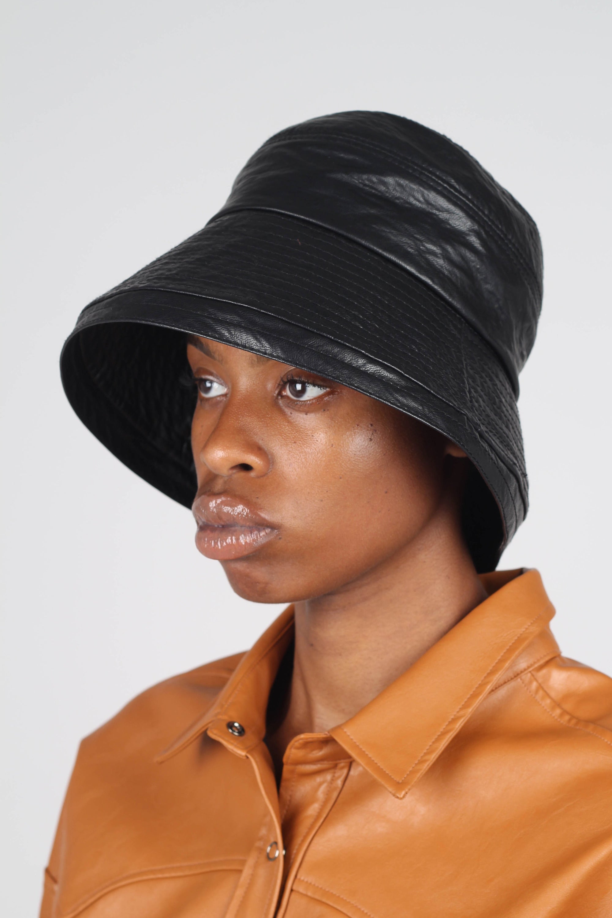 Black vinyl bucket hat_3