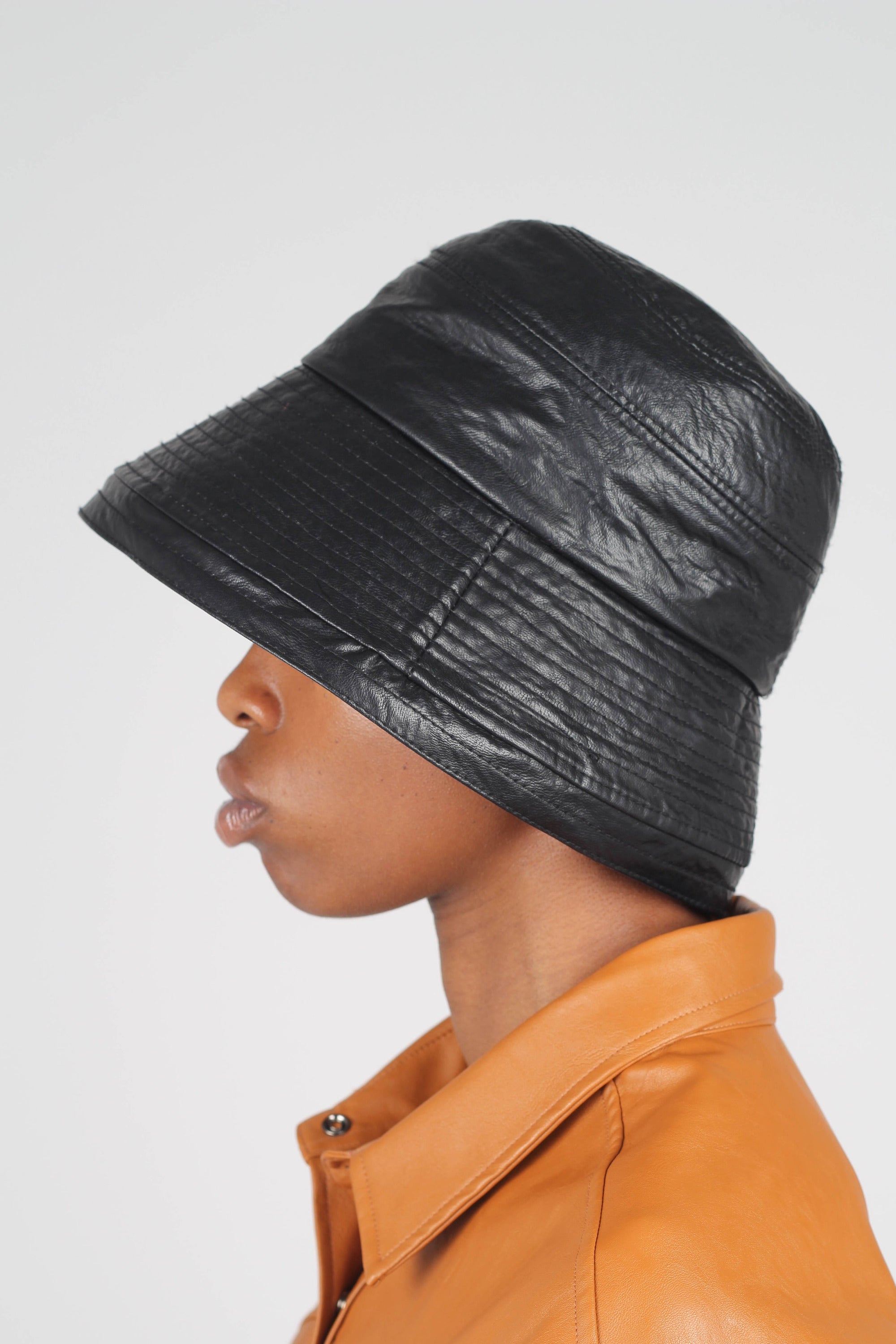 Black vinyl bucket hat_2