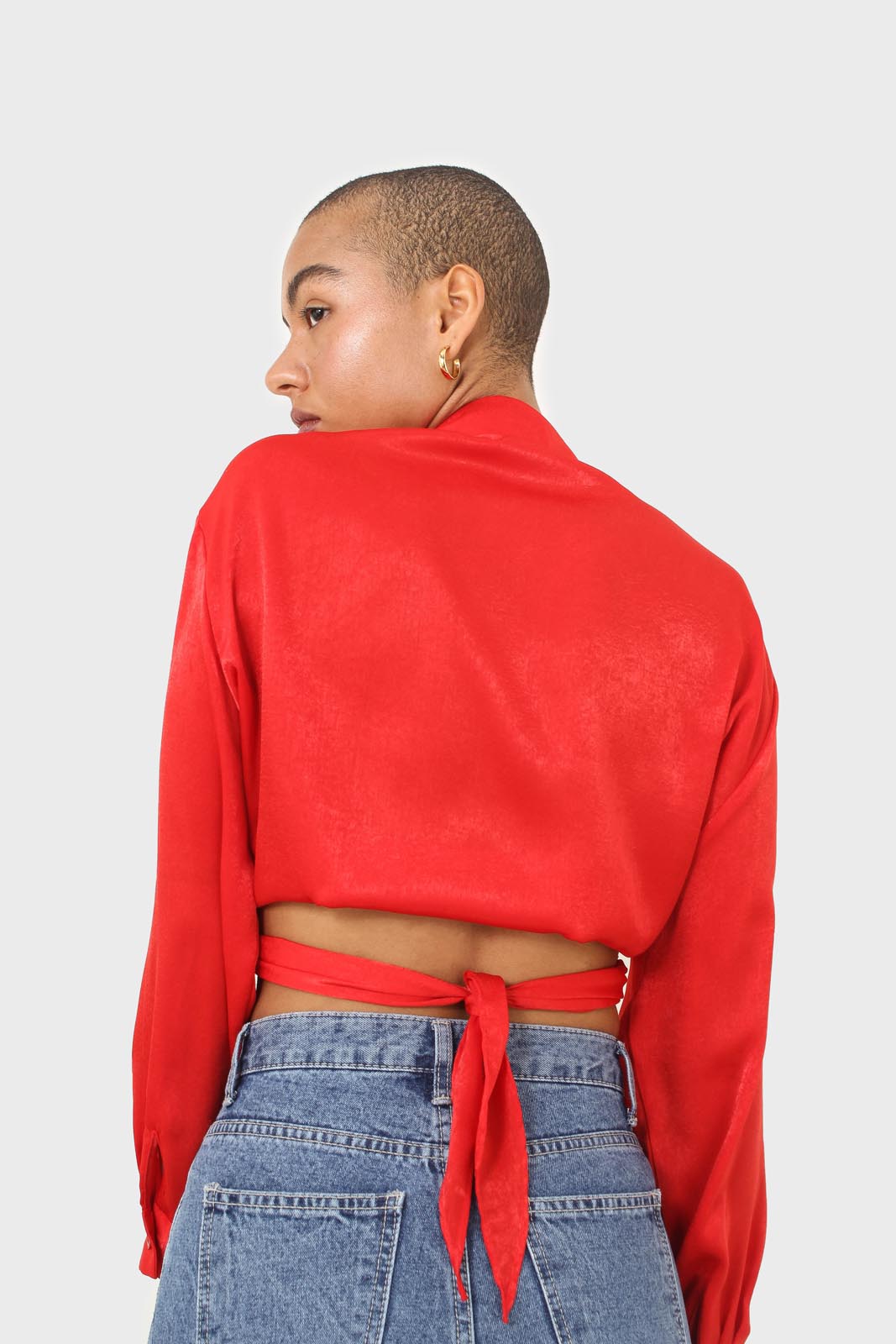 Bright red textured silky plunging tie front shirt_9