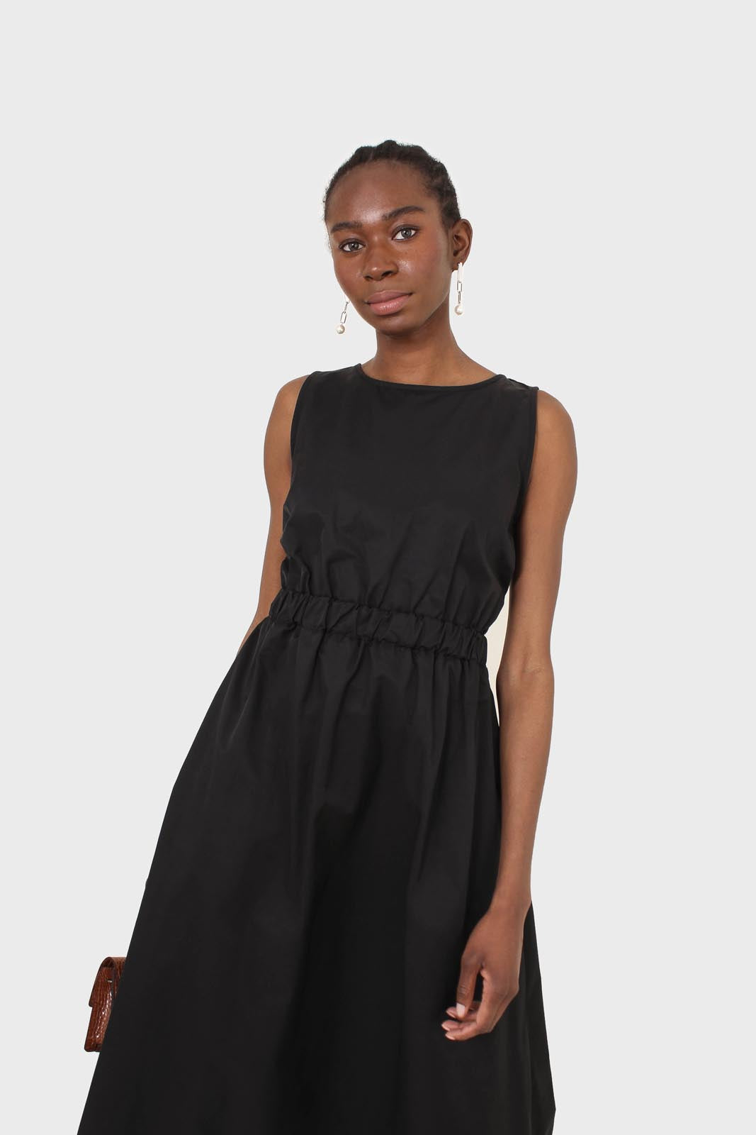 Black sleeveless flare open back maxi dress_4