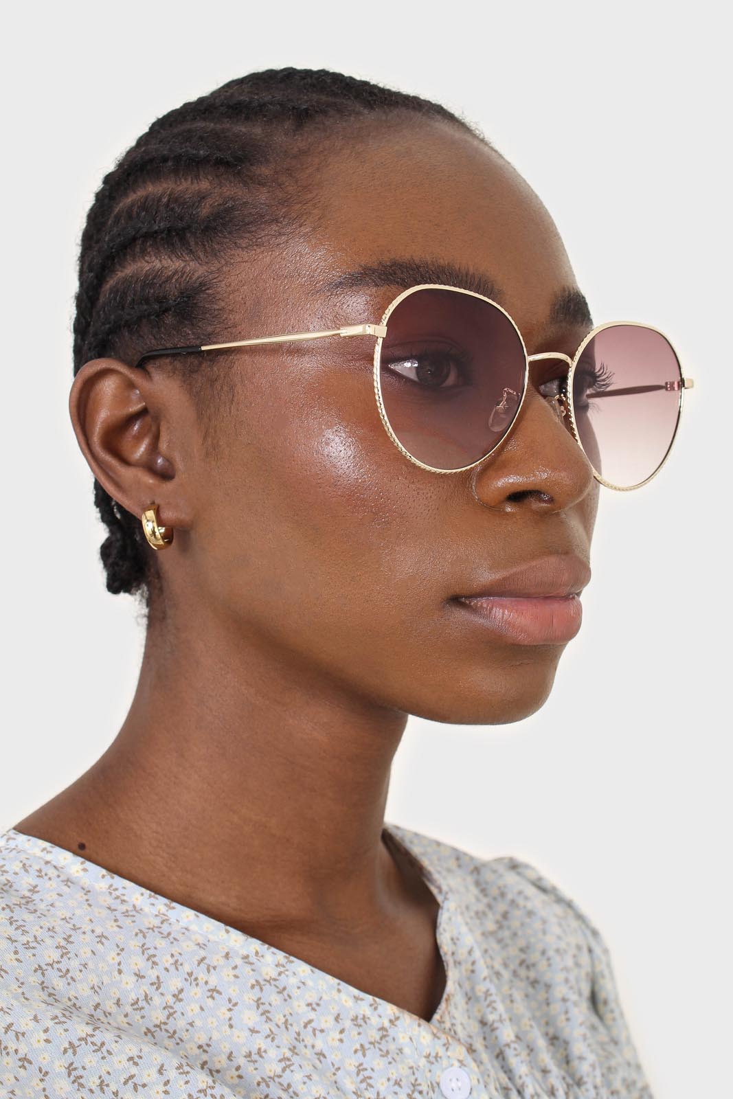 Beige graded lens gold frame aviator sunglasses_5