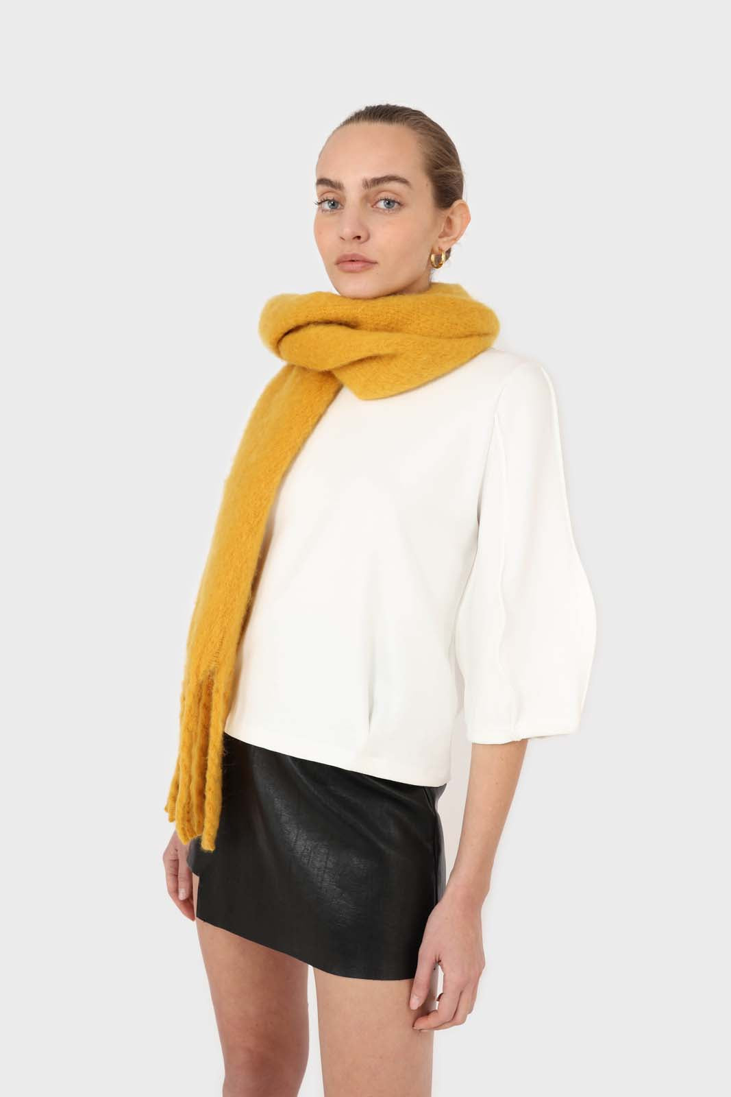 White sharp seamed 3/4 sleeve top_4