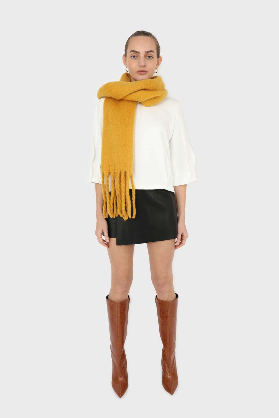 White sharp seamed 3/4 sleeve top_5