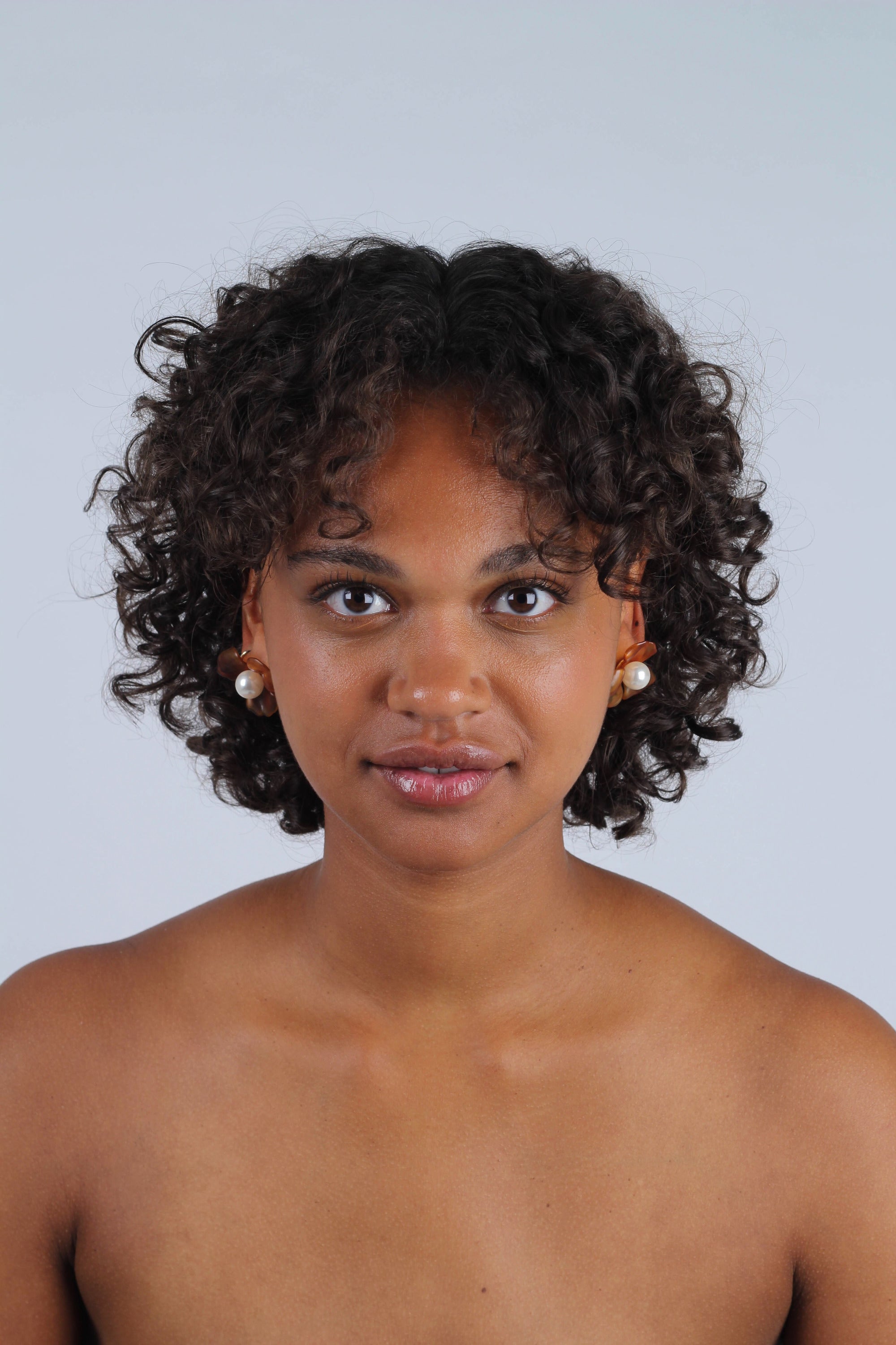 Tortoise shell and pearl flower stud earrings_4