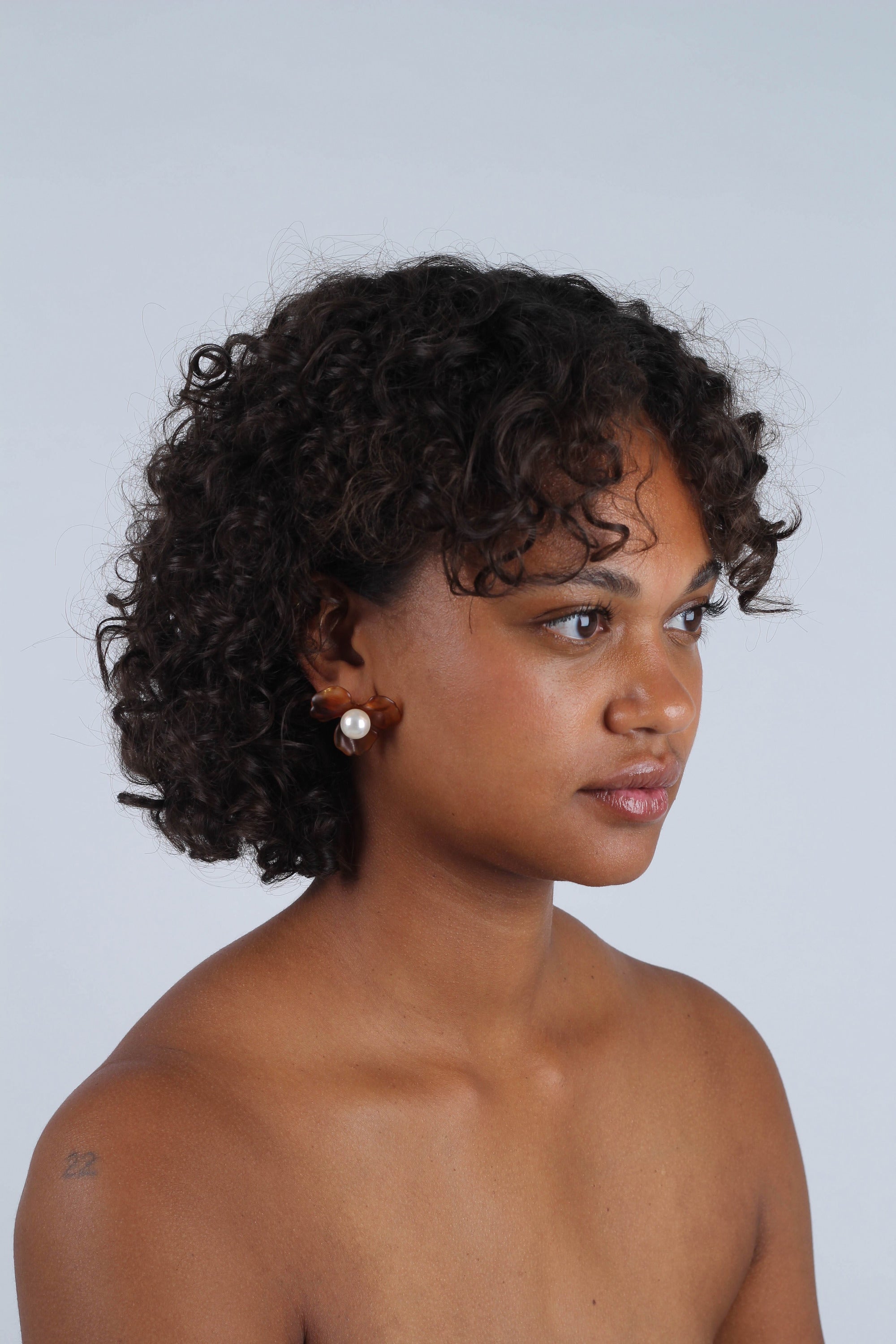 Tortoise shell and pearl flower stud earrings_3