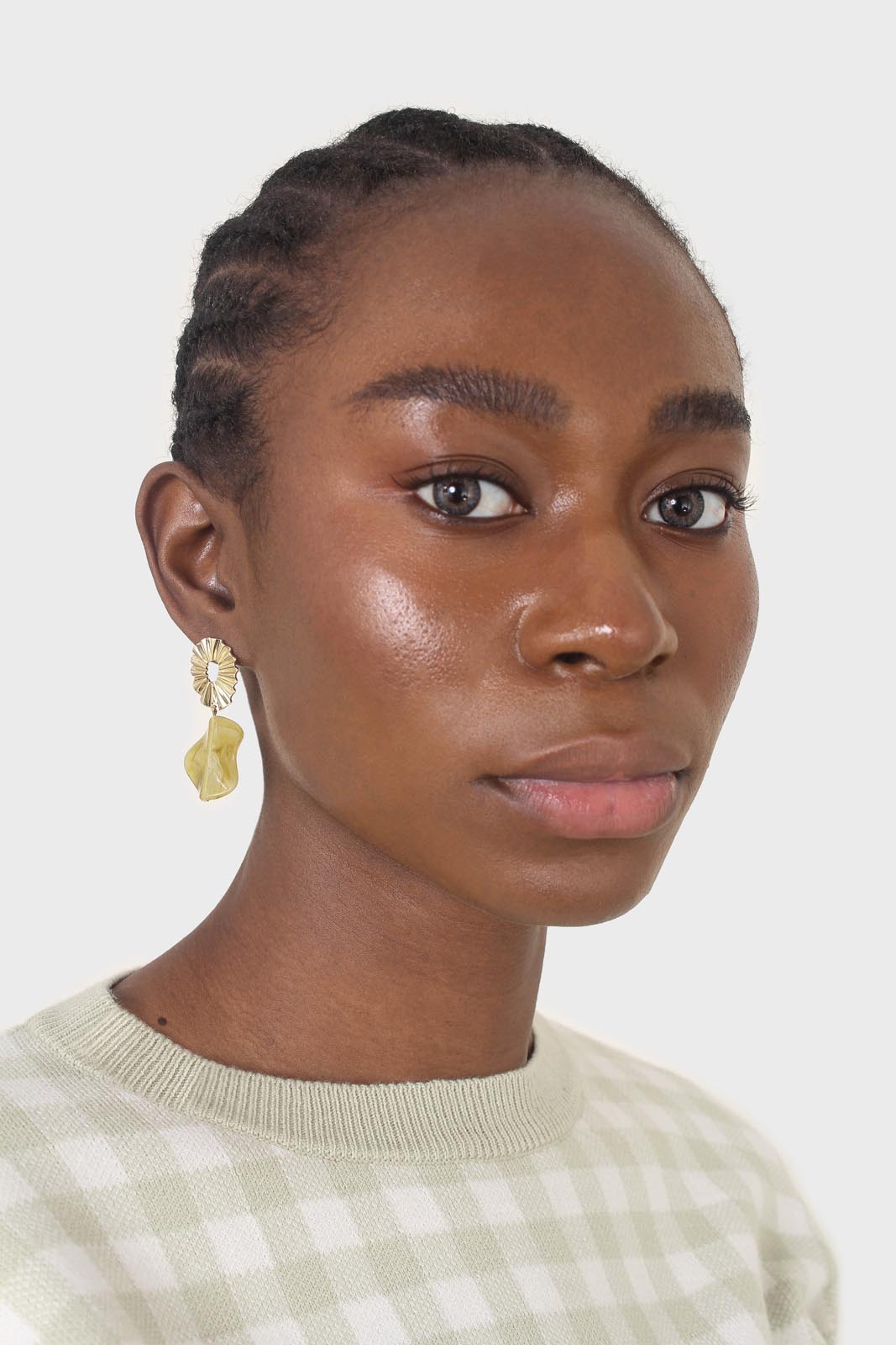 Gold ridged drop lime enamel circle earrings_5