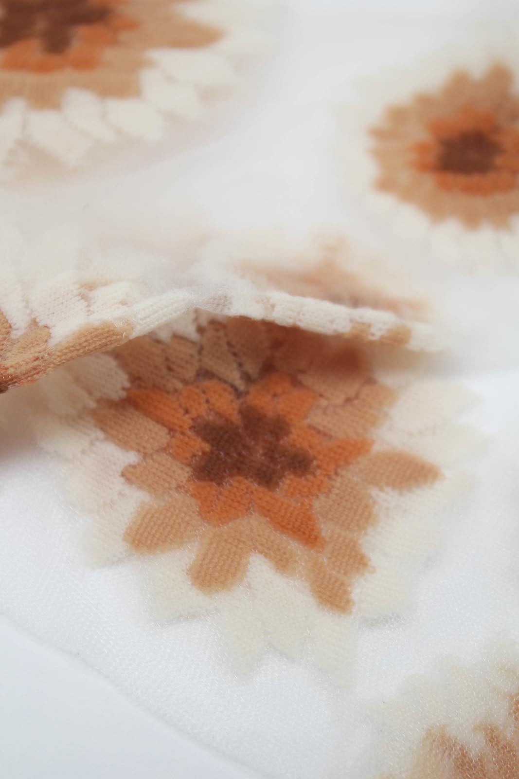 Camel large daisy sheer socks_2